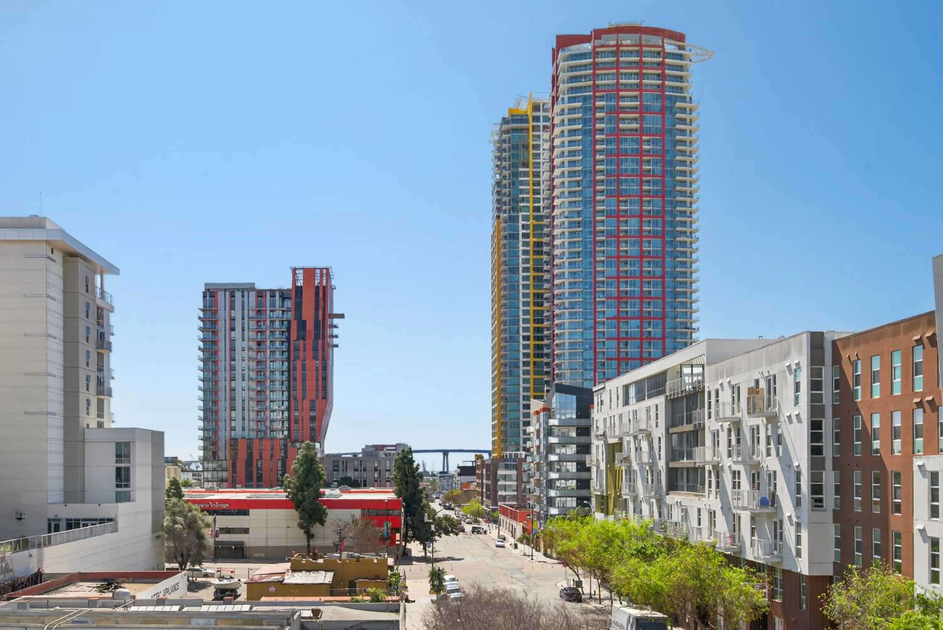Modern Downtown Retreat Balcony Rooftop Views