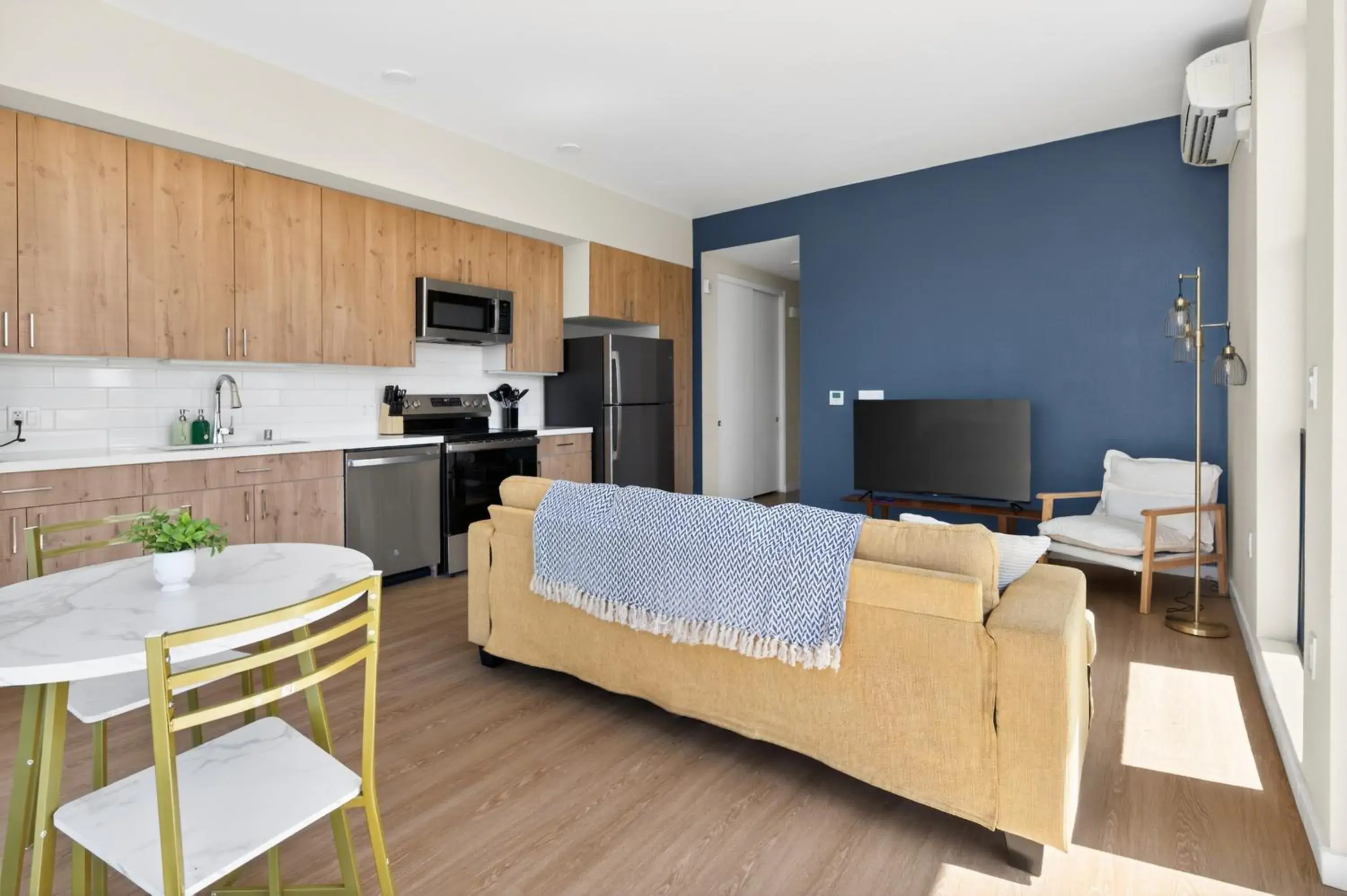 Modern Downtown Retreat Balcony Rooftop Views Modern Downtown Retreat Balcony Rooftop Views