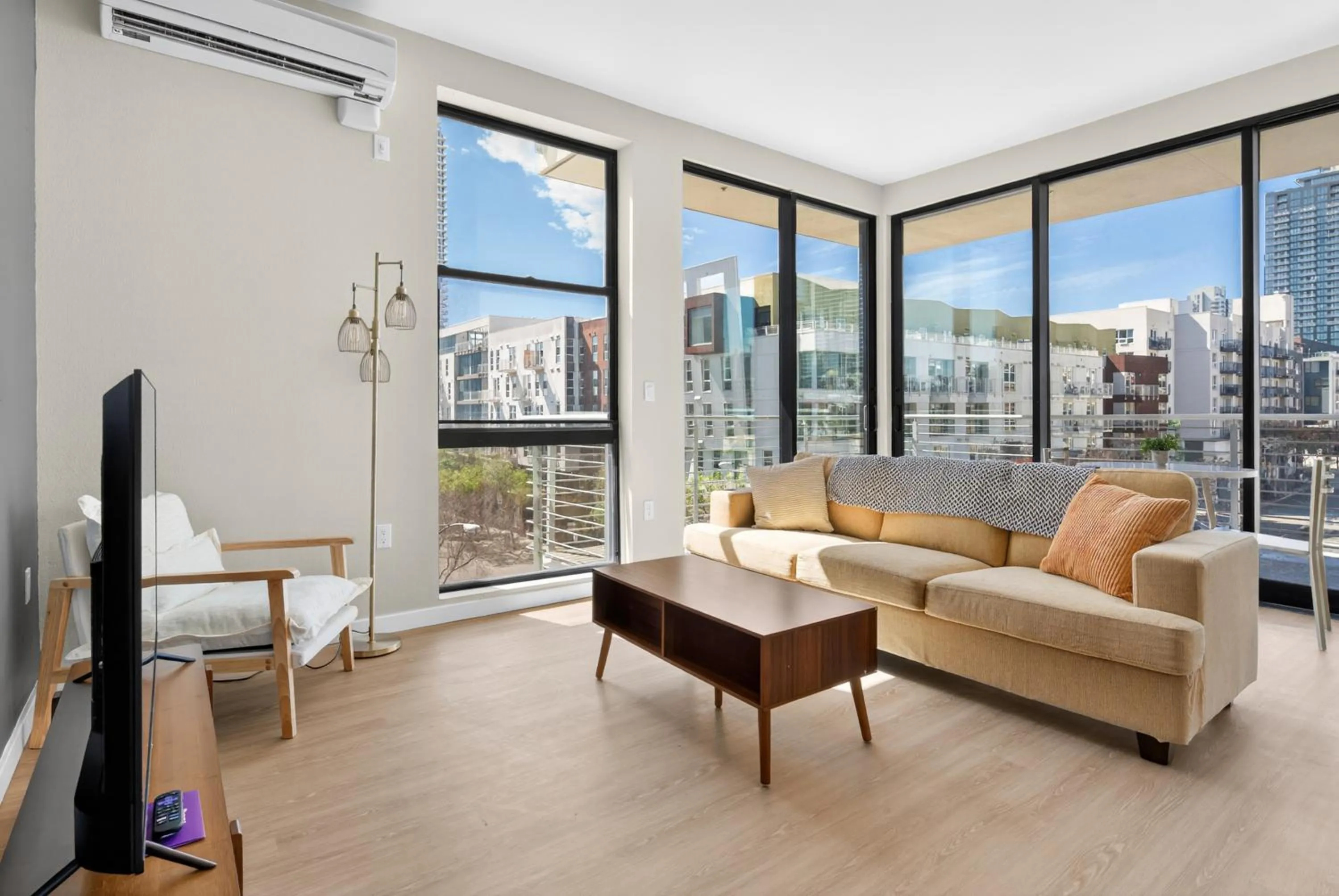 Modern Downtown Retreat Balcony Rooftop Views