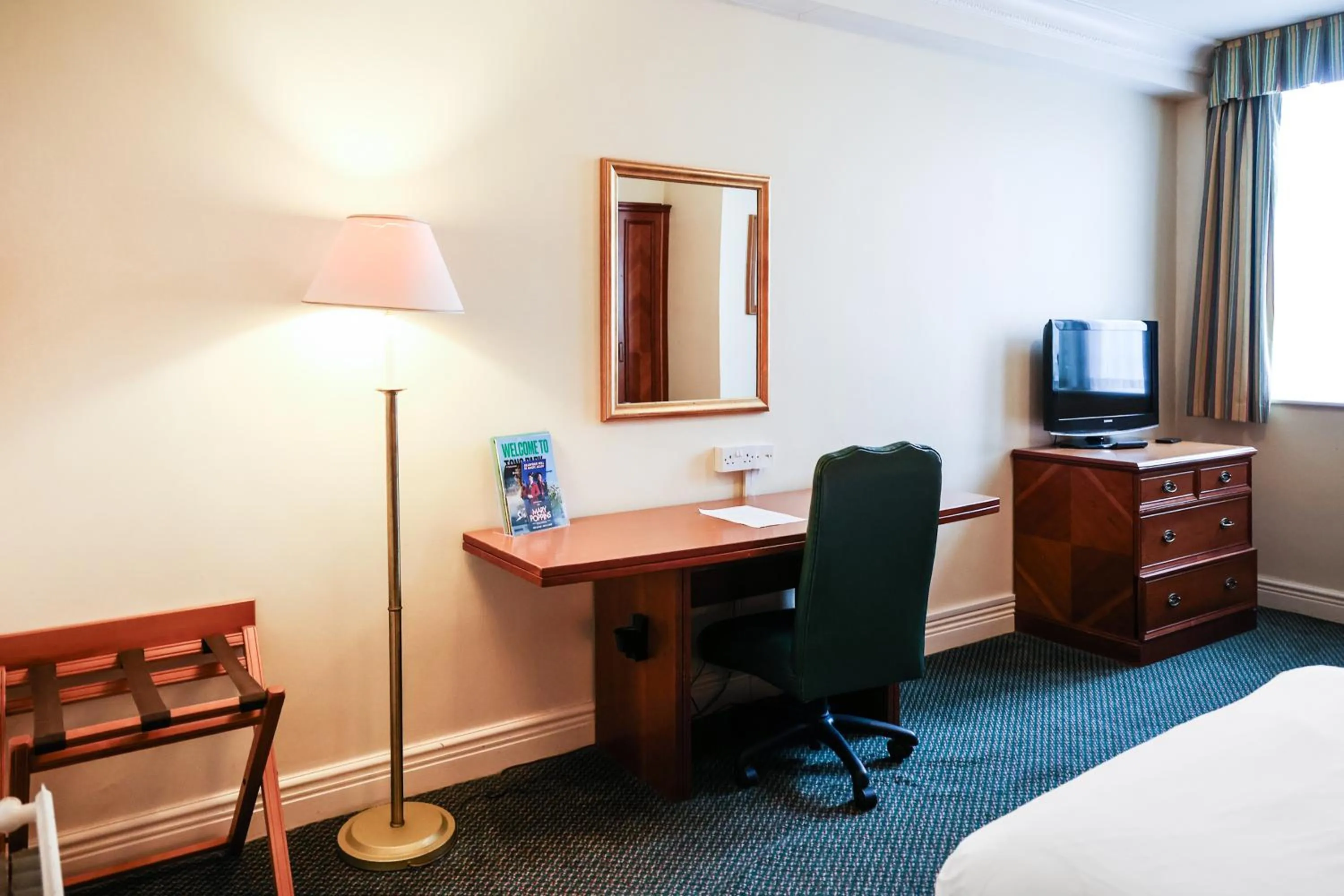 Bedroom, Bed in OYO Tong Park Hotel