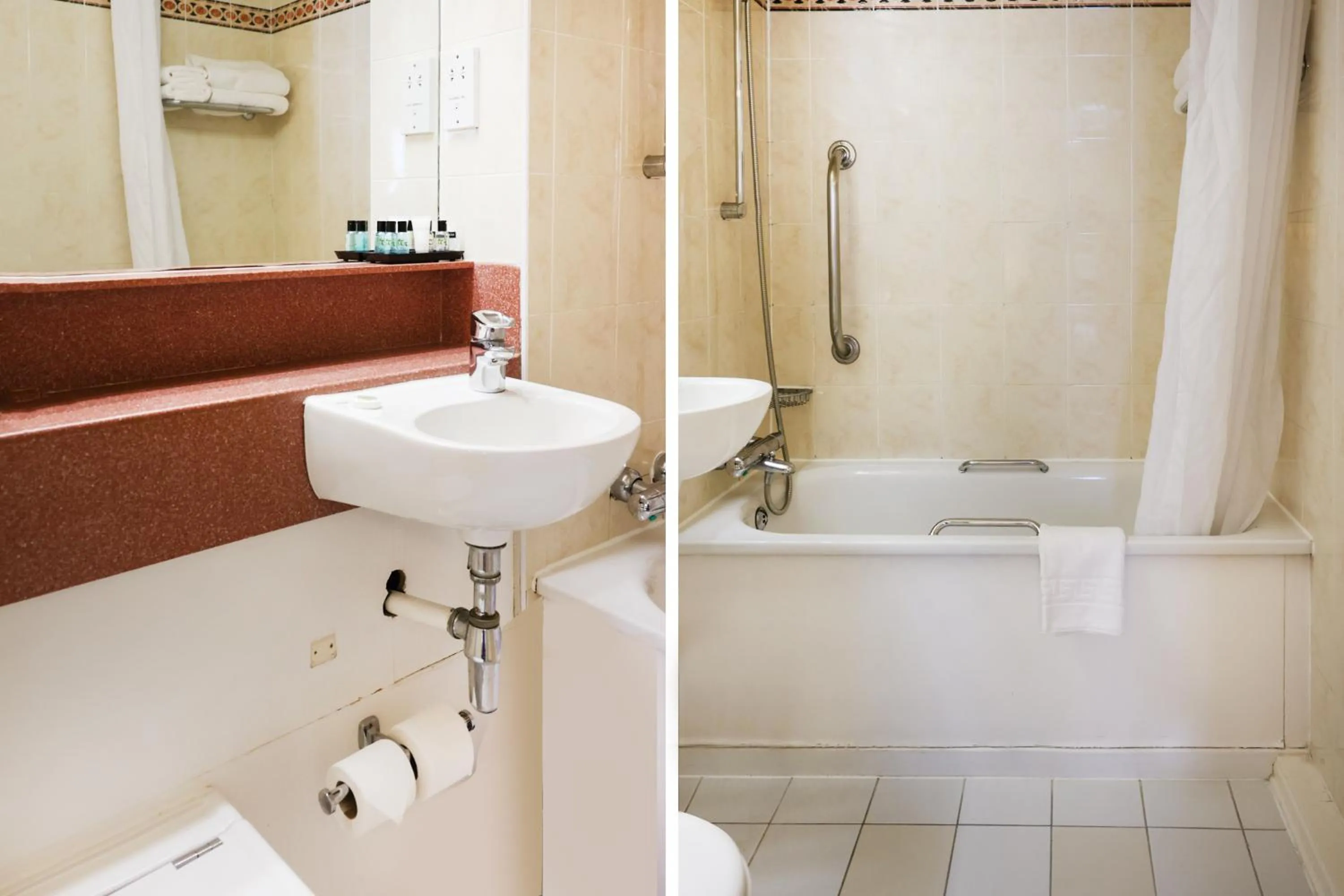 Bathroom in OYO Tong Park Hotel