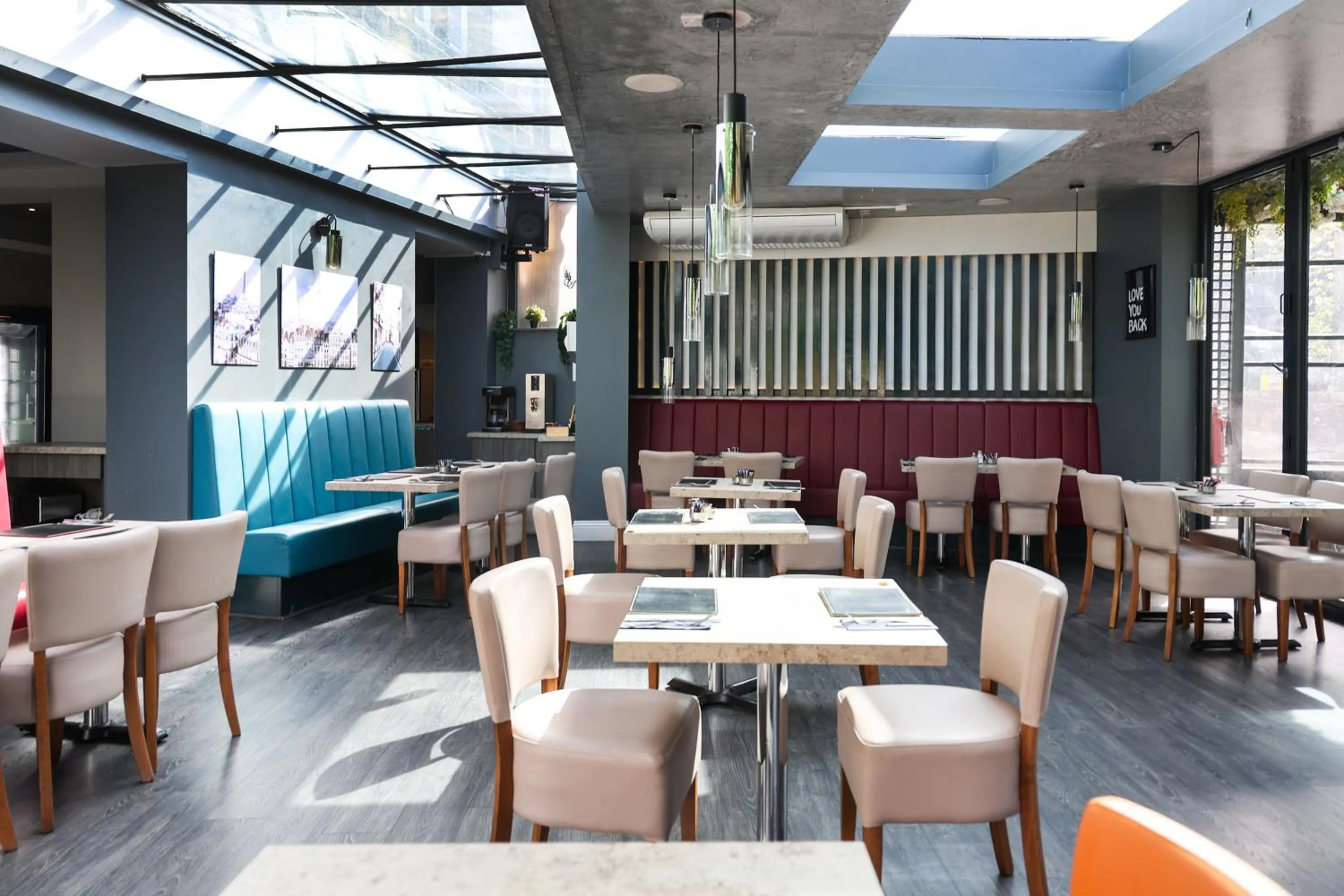 Restaurant/places to eat in OYO Tong Park Hotel