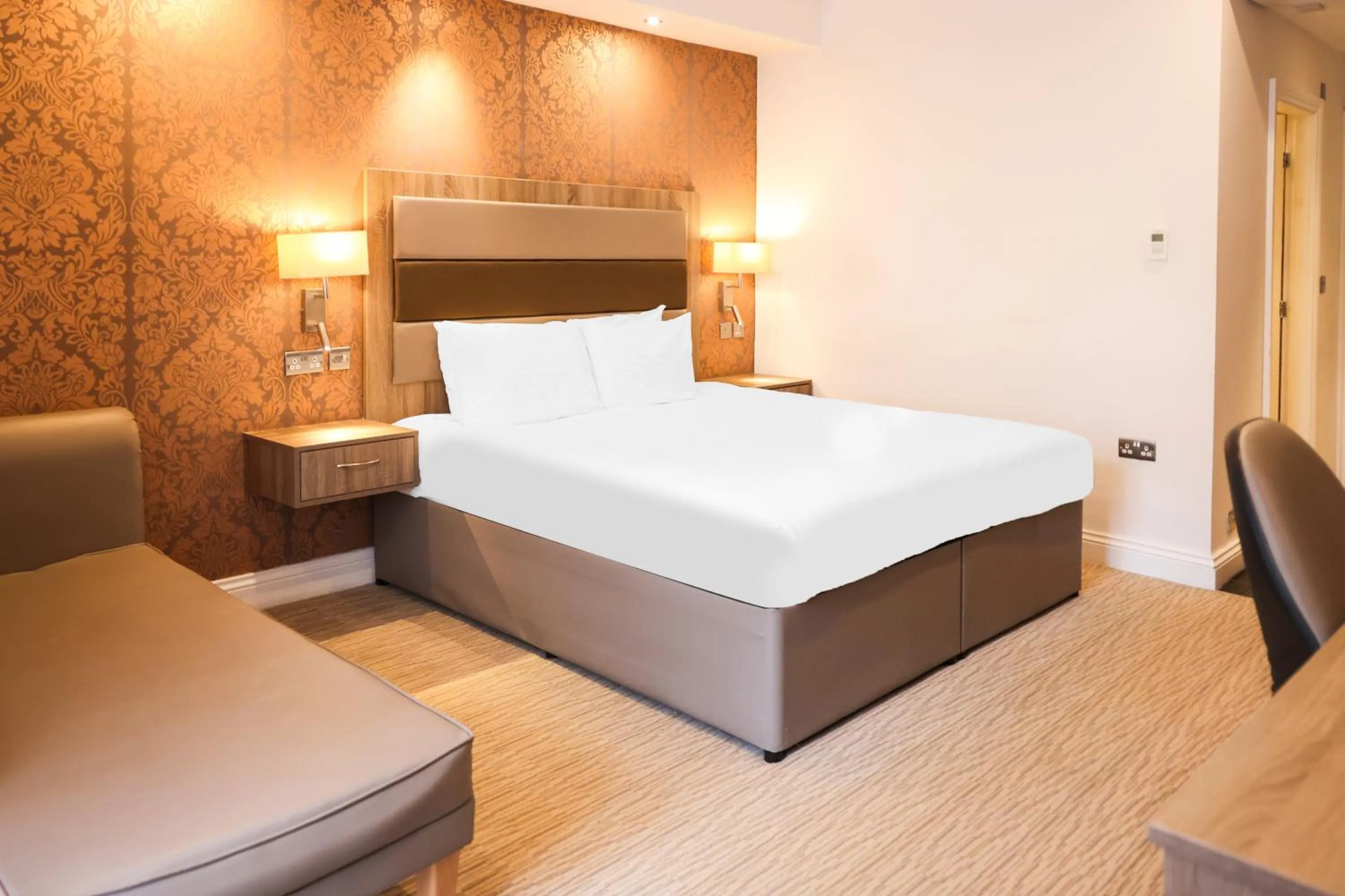 Bedroom, Bed in OYO Tong Park Hotel