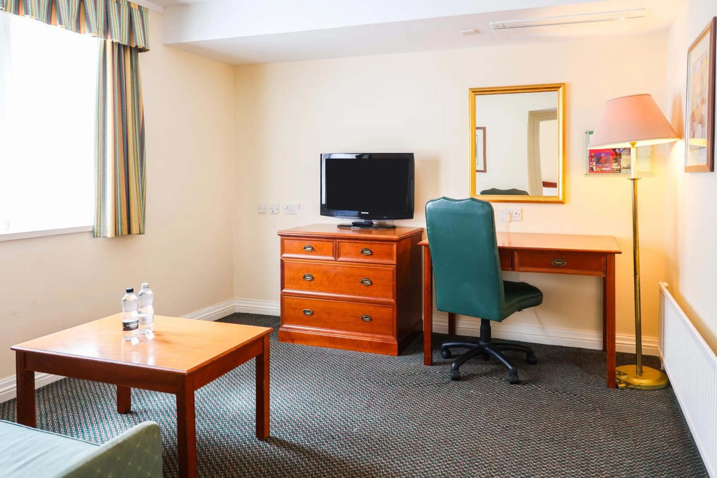 Photo of the whole room in OYO Tong Park Hotel