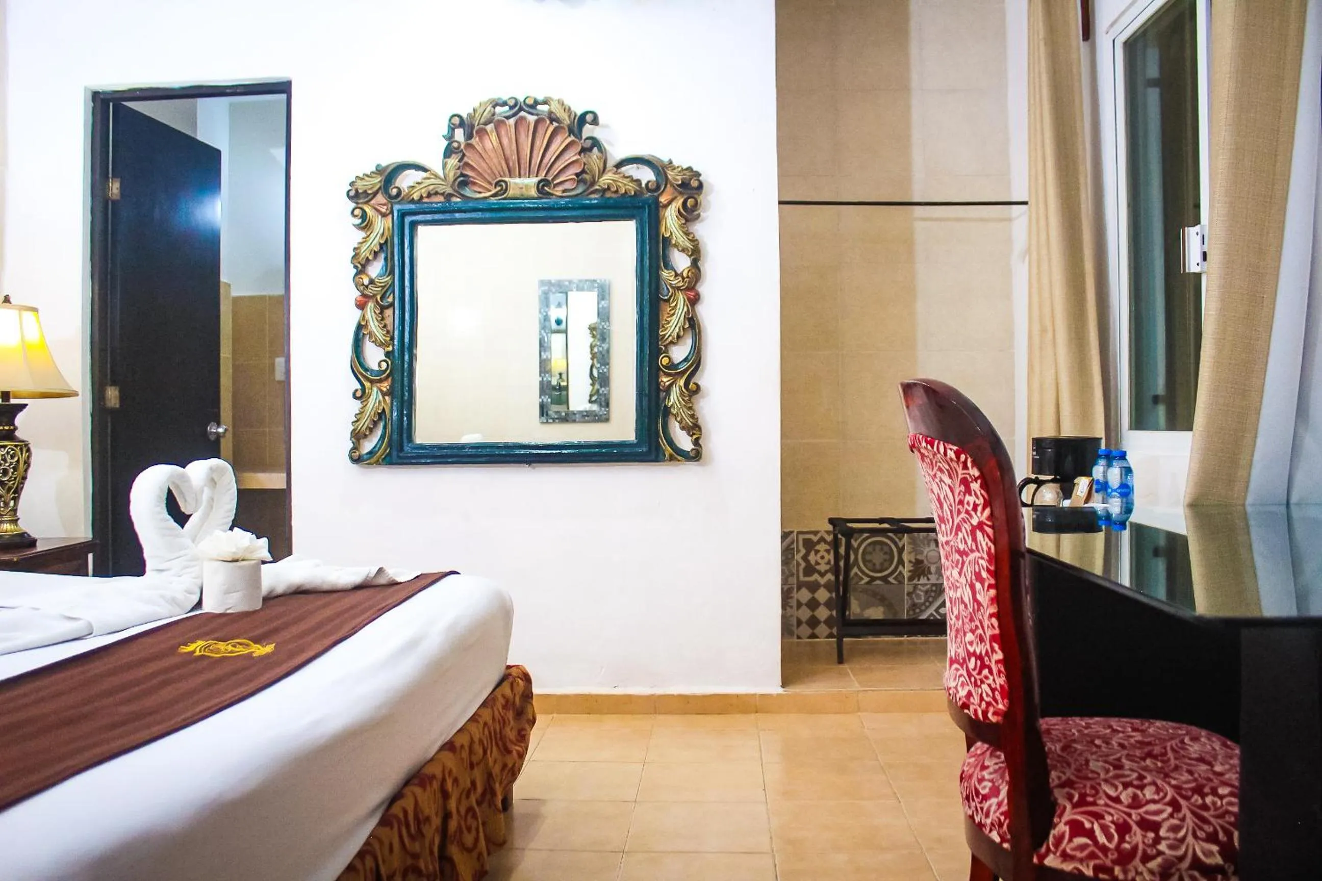 Photo of the whole room, Bed in Palacio Canton Hotel - Valladolid