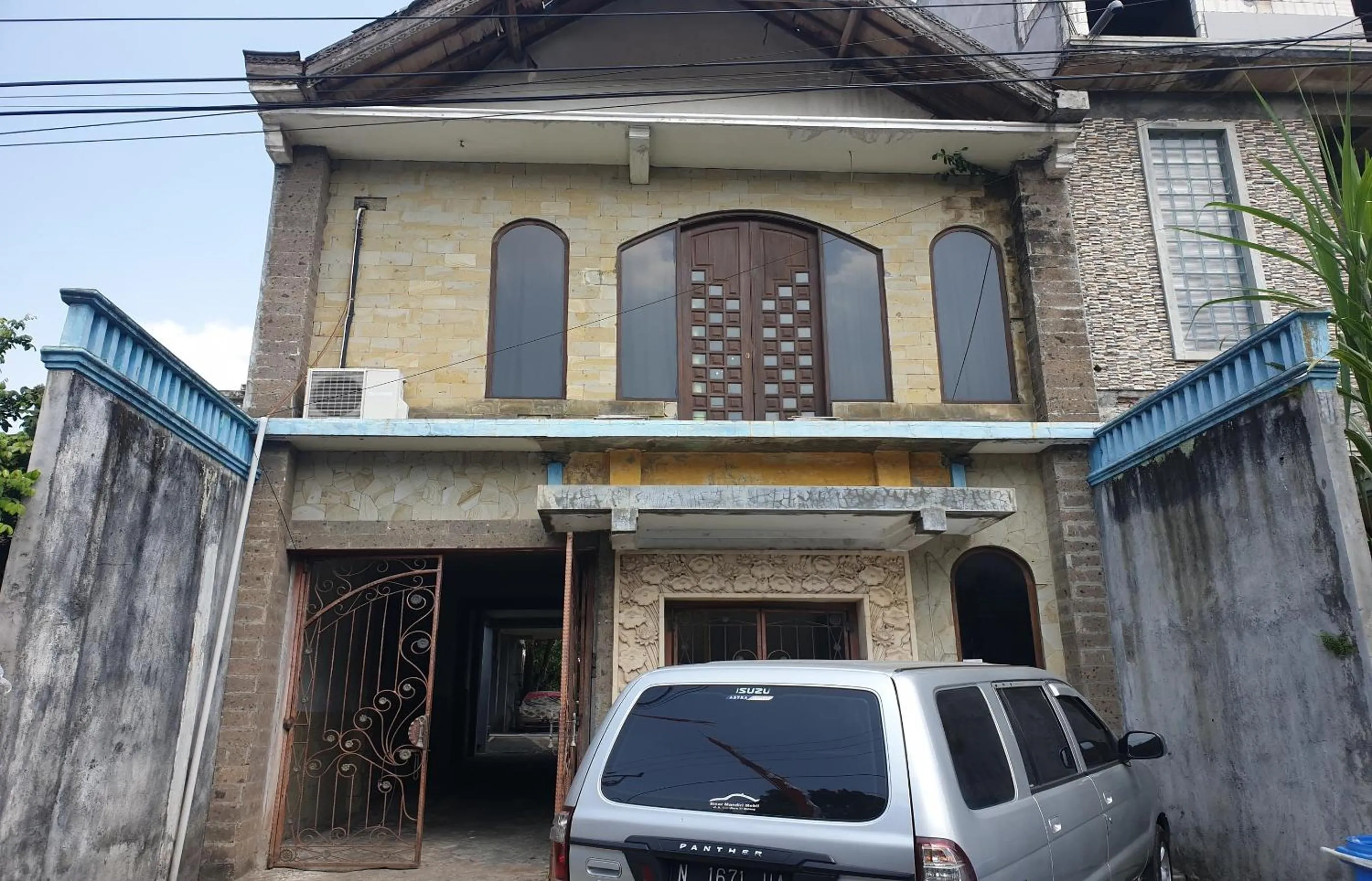 Facade/entrance in OYO Life 92842 Homestay Balearjosari