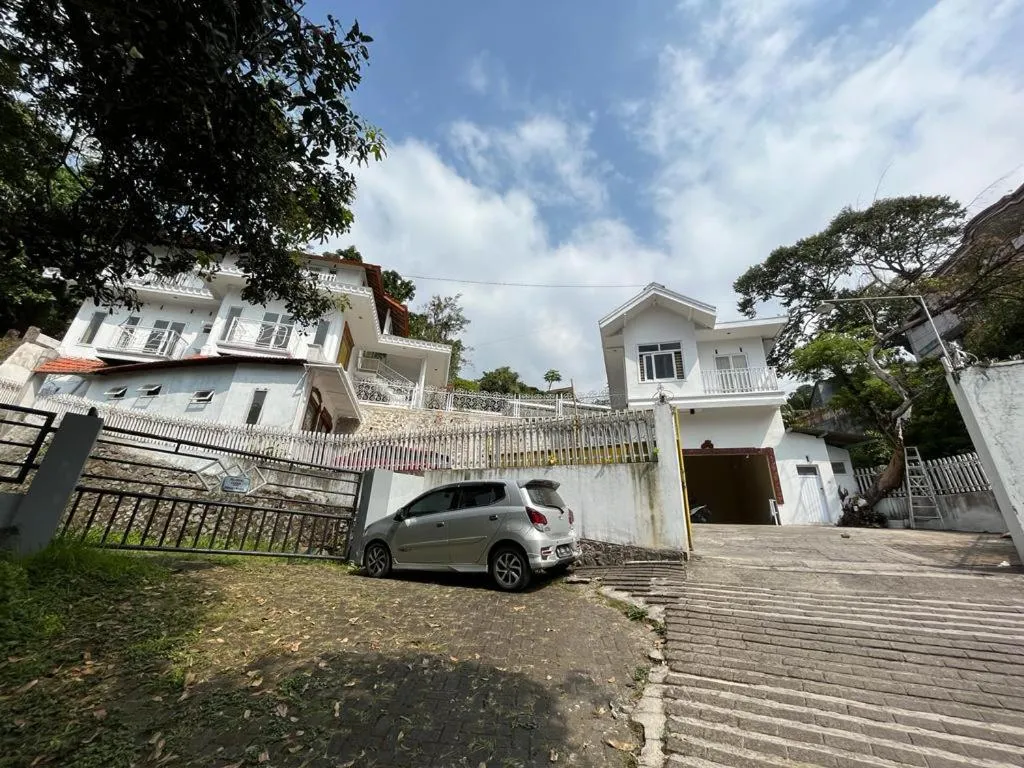 Facade/entrance in OYO LIFE 92844 Penginapan Cibodas