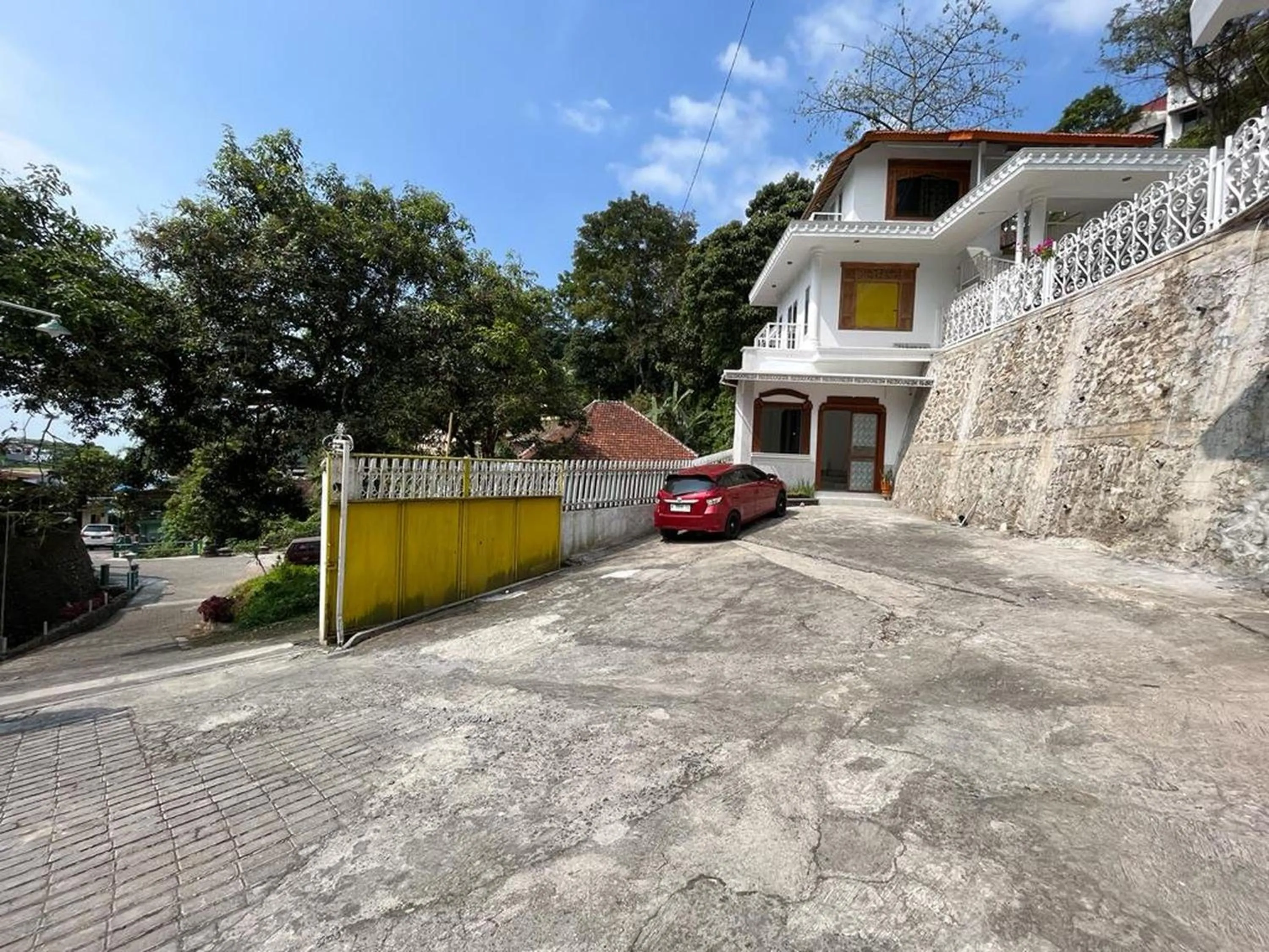 Parking in OYO LIFE 92844 Penginapan Cibodas