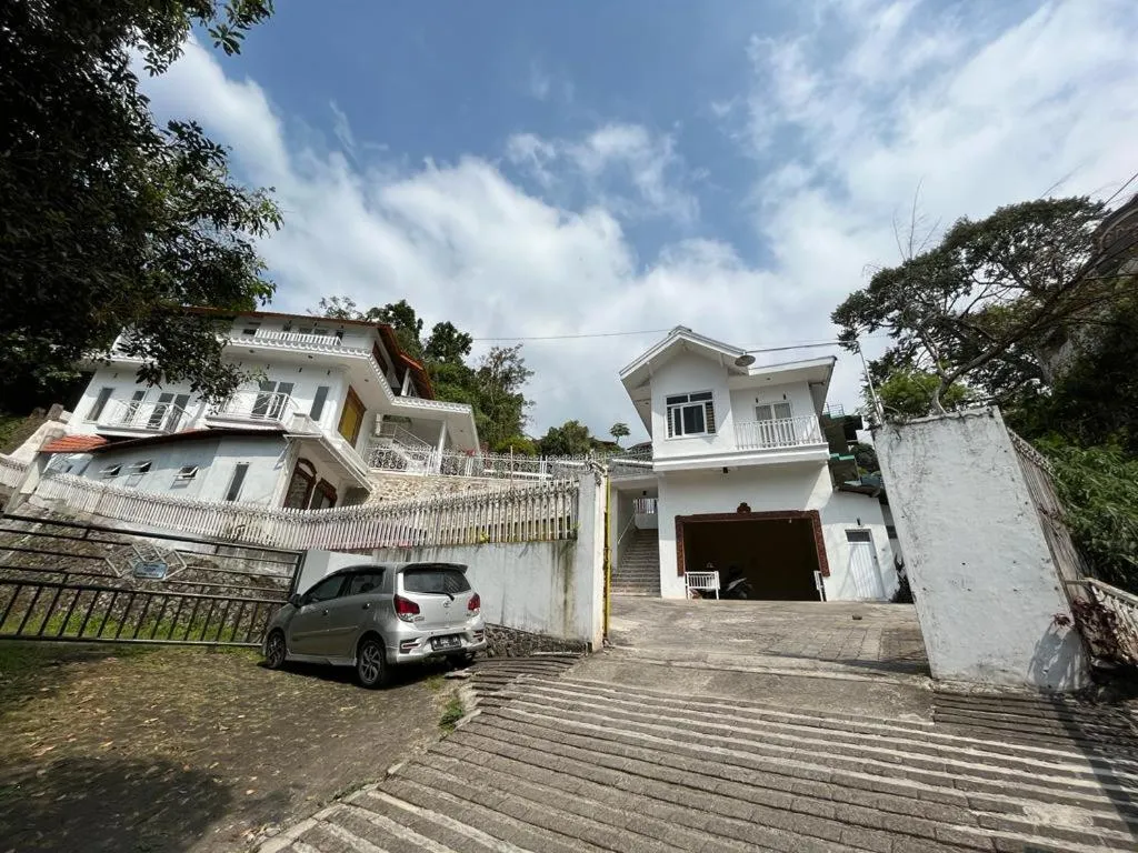 Facade/entrance in OYO LIFE 92844 Penginapan Cibodas