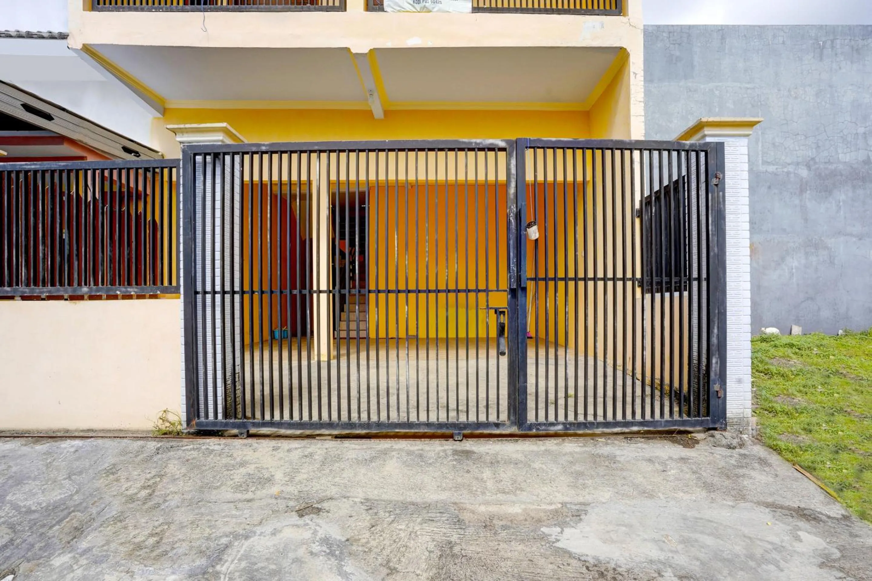 Facade/entrance in Hotel O Tri D Homestay Syariah