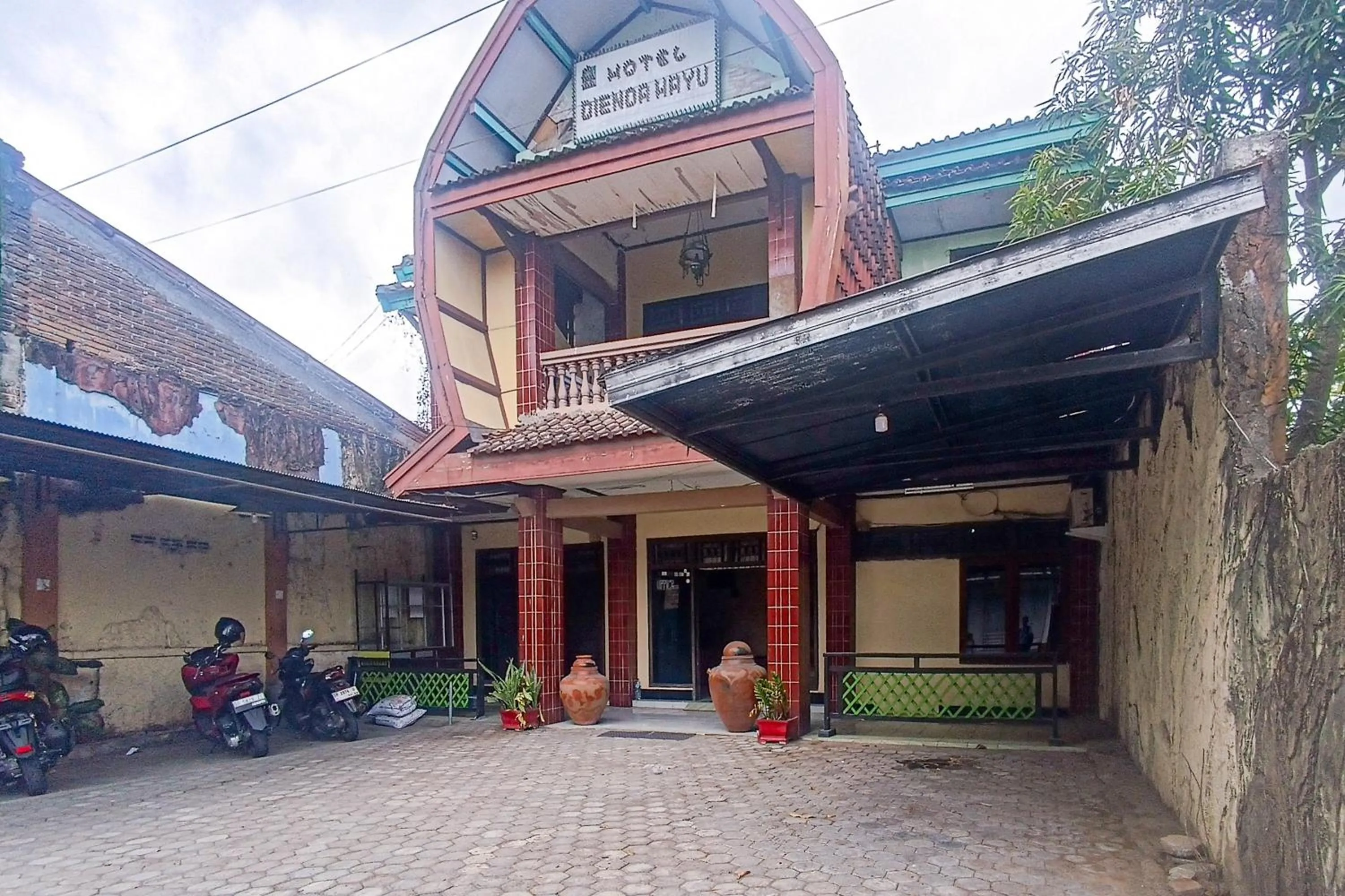 Facade/entrance in Hotel Dienda Hayu