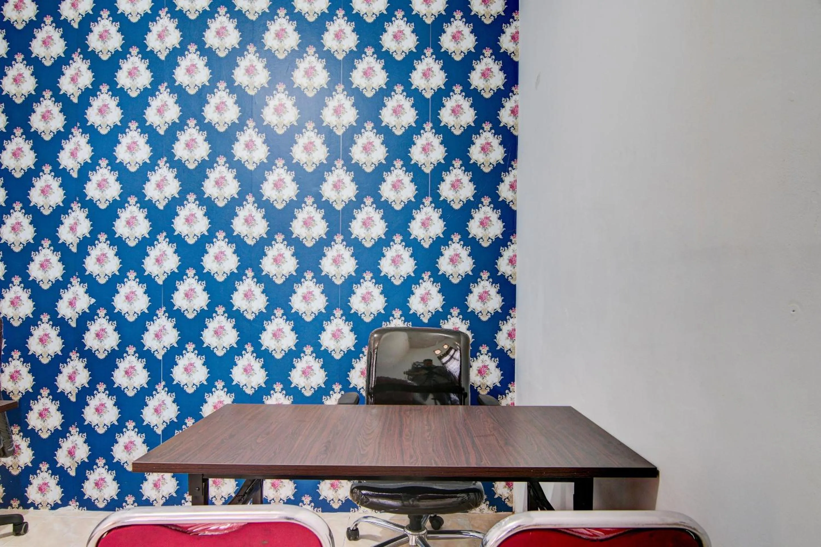 Lobby or reception in Hotel O Raya Guest House Syariah