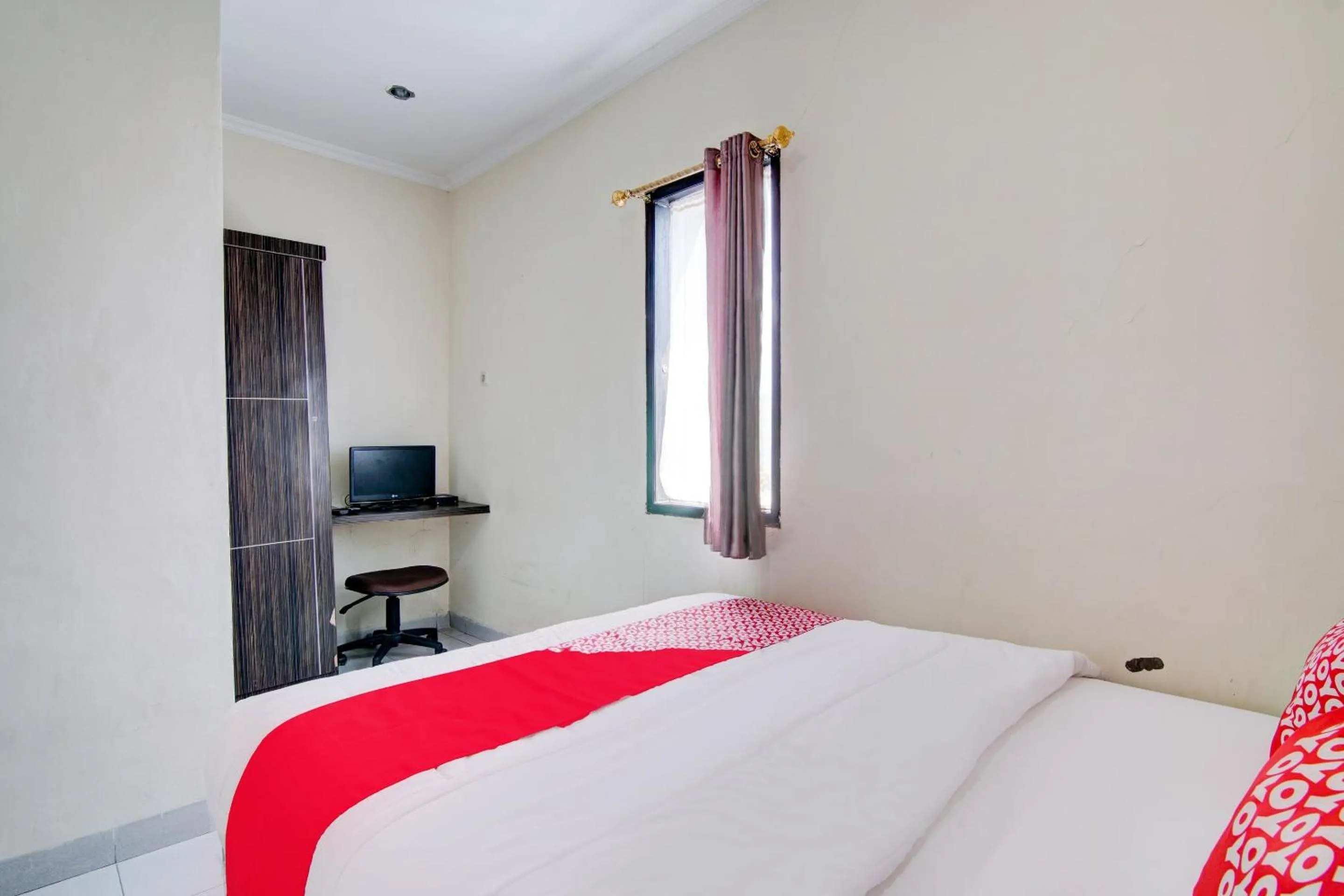 Bedroom, Bed in Hotel O Raya Guest House Syariah