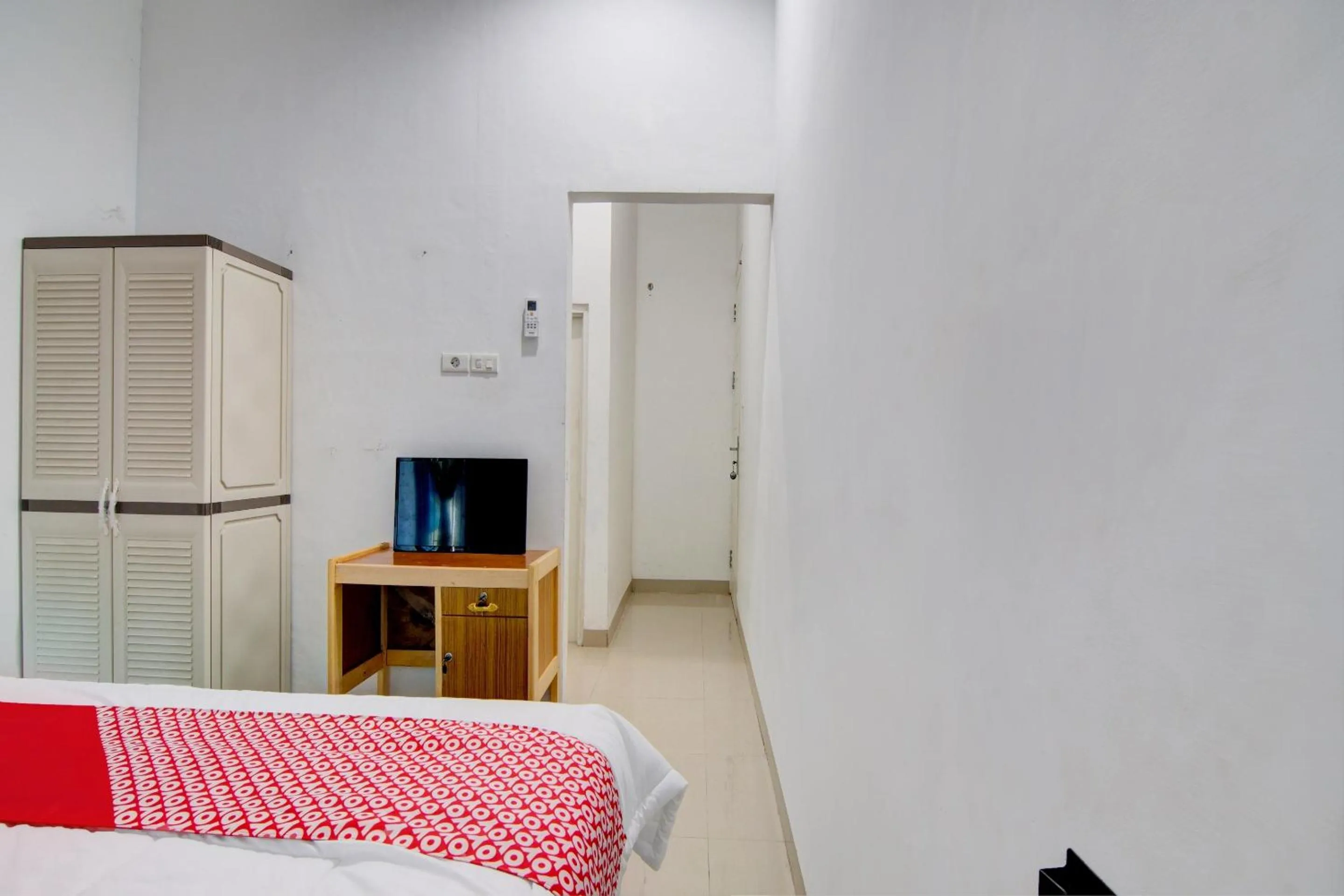 Bedroom, Bed in Hotel O Raya Guest House Syariah