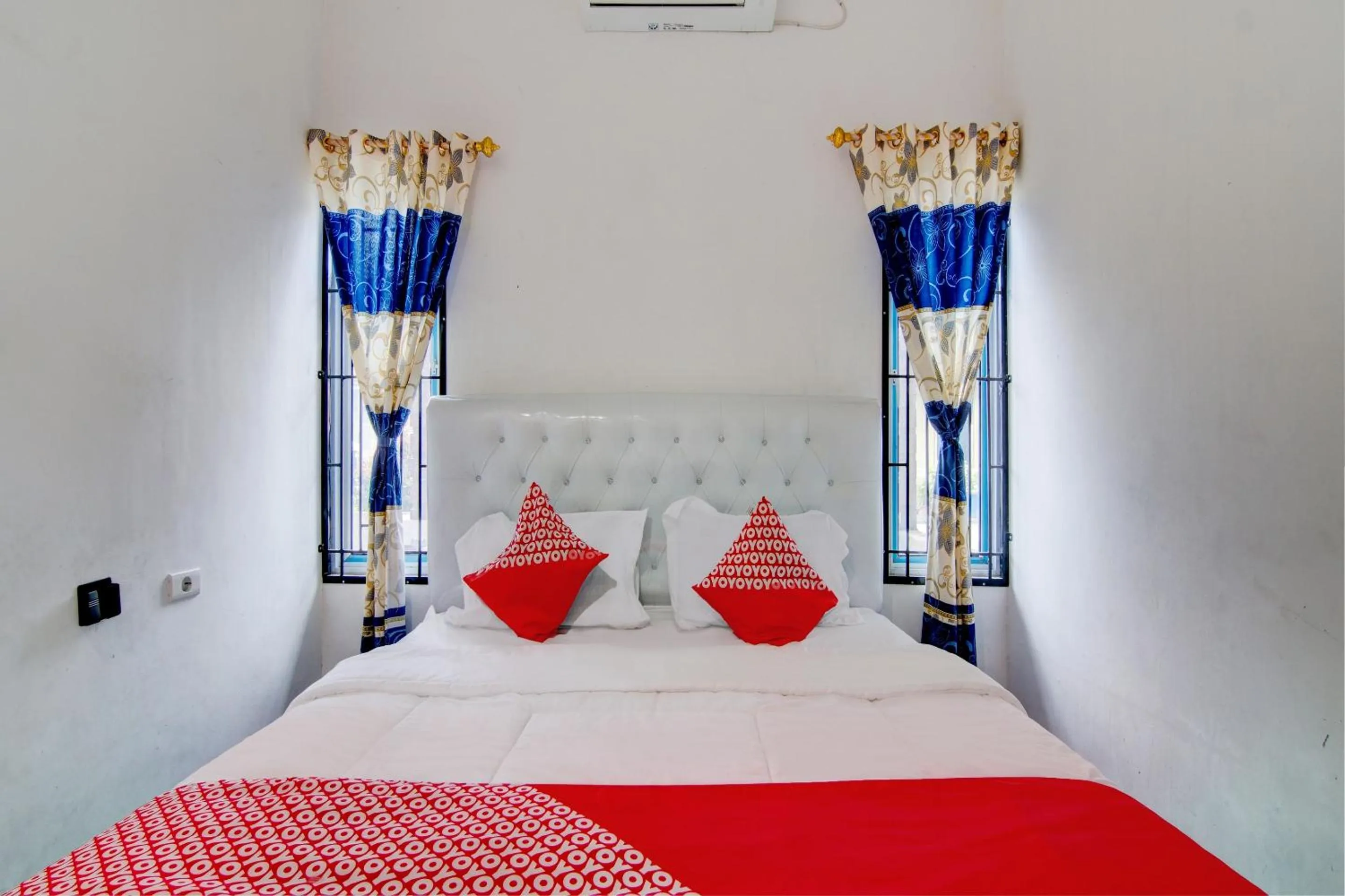 Bedroom, Bed in Hotel O Raya Guest House Syariah