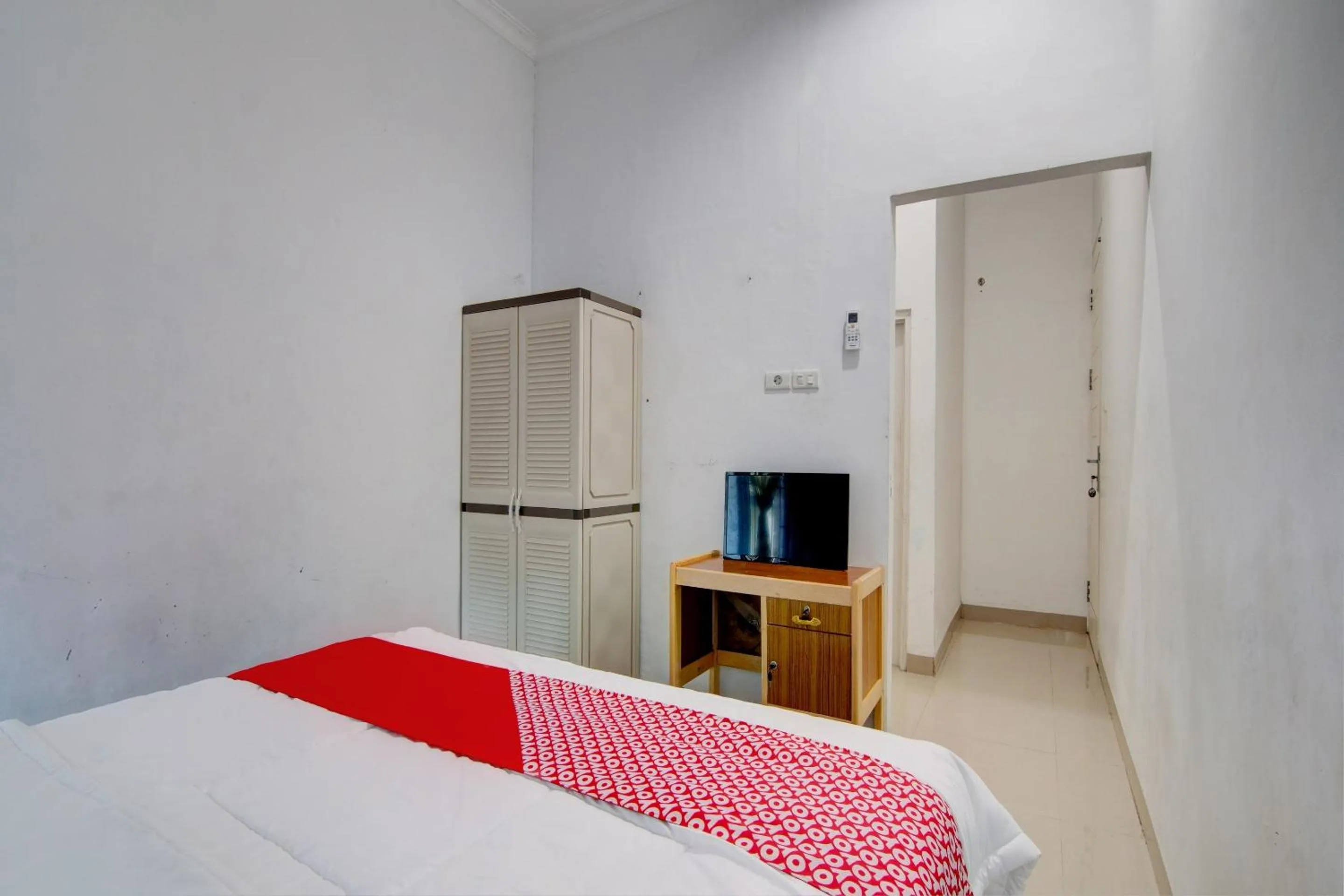 Bedroom, Bed in Hotel O Raya Guest House Syariah