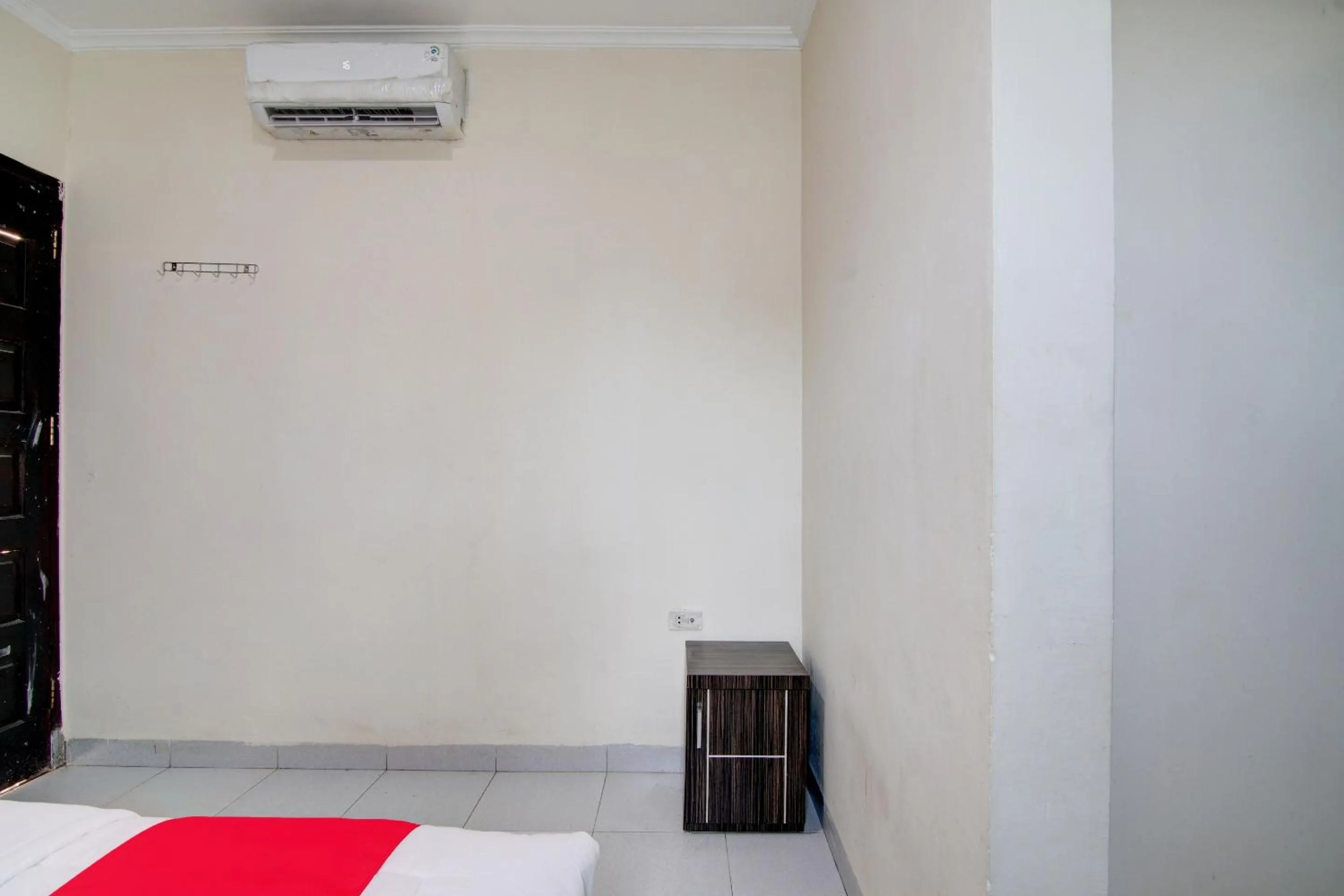 Bedroom, Bed in Hotel O Raya Guest House Syariah