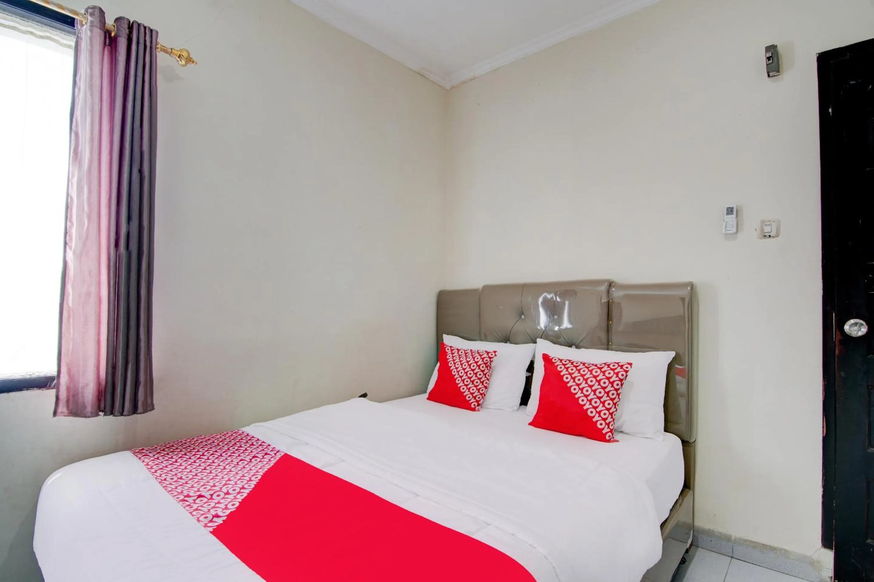 Bedroom, Bed in Hotel O Raya Guest House Syariah