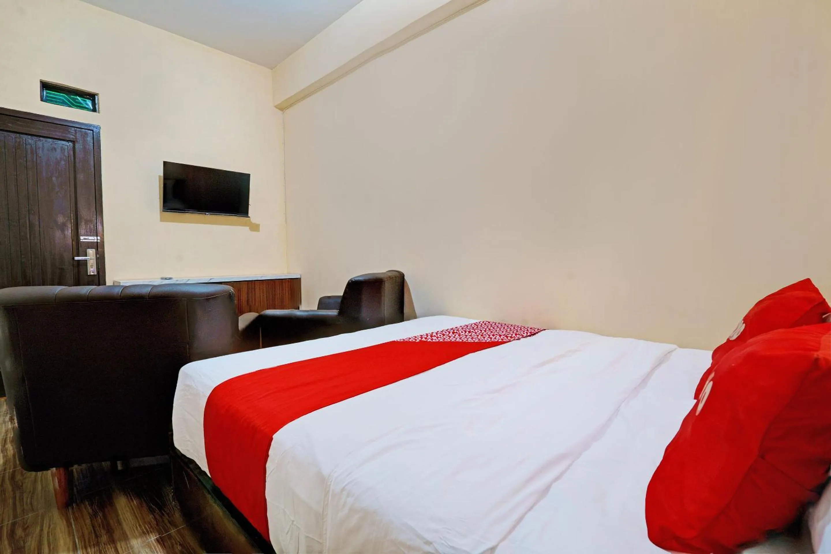 Bedroom in OYO 92871 Ciparay Residence