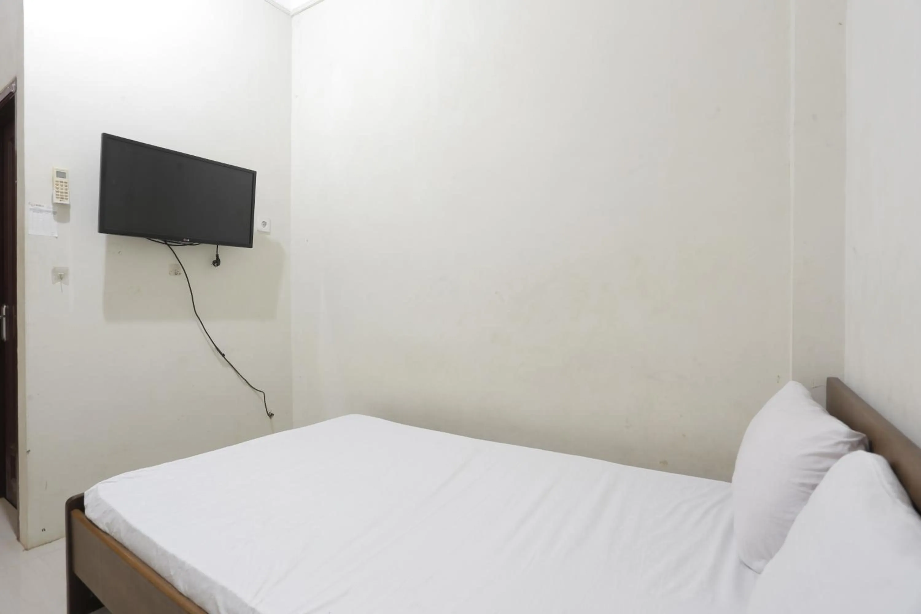 Bedroom, Bed in Hotel O Guest House Pandita