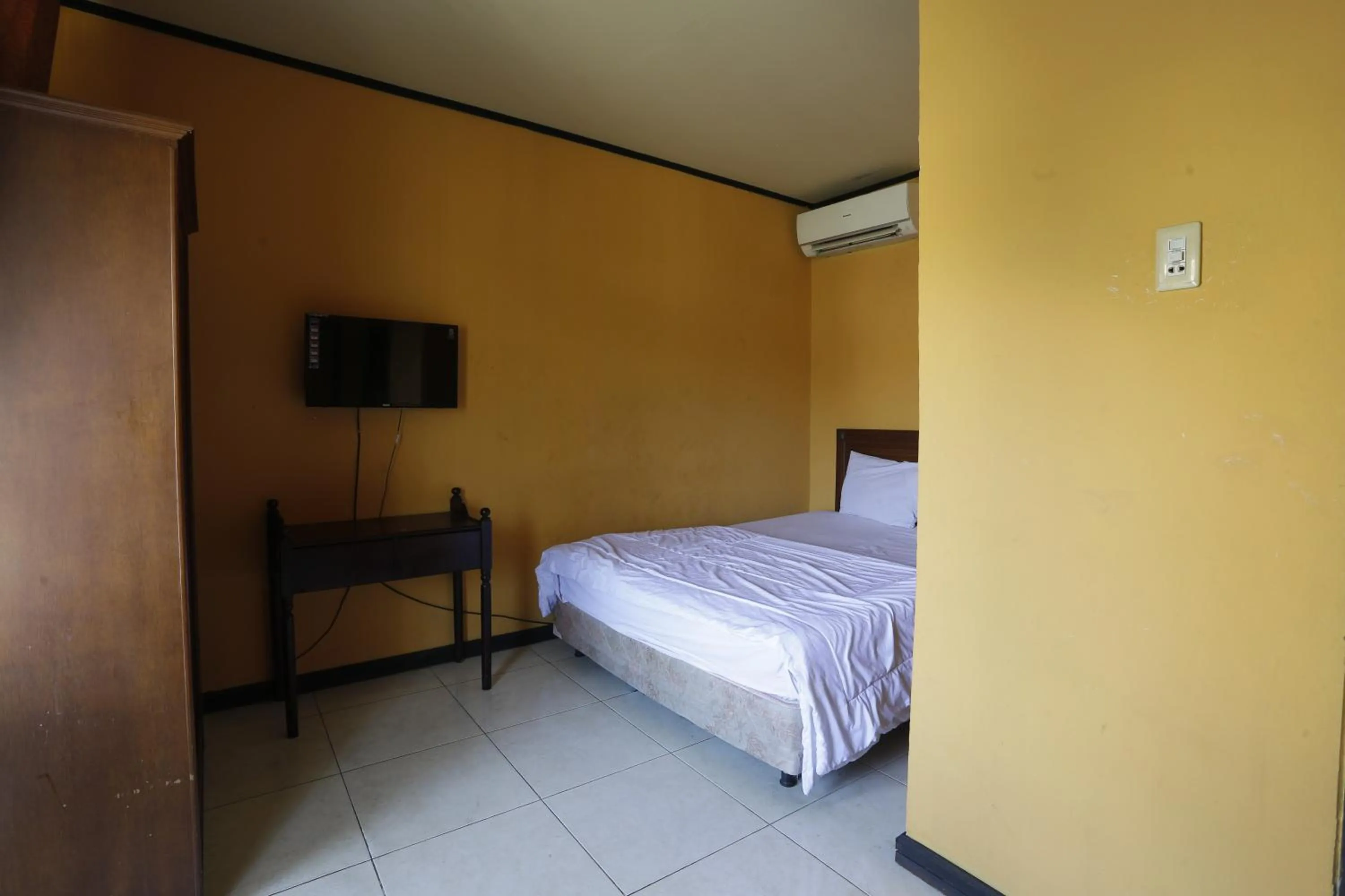 Bedroom, Bed in Hotel O Guest House Pandita