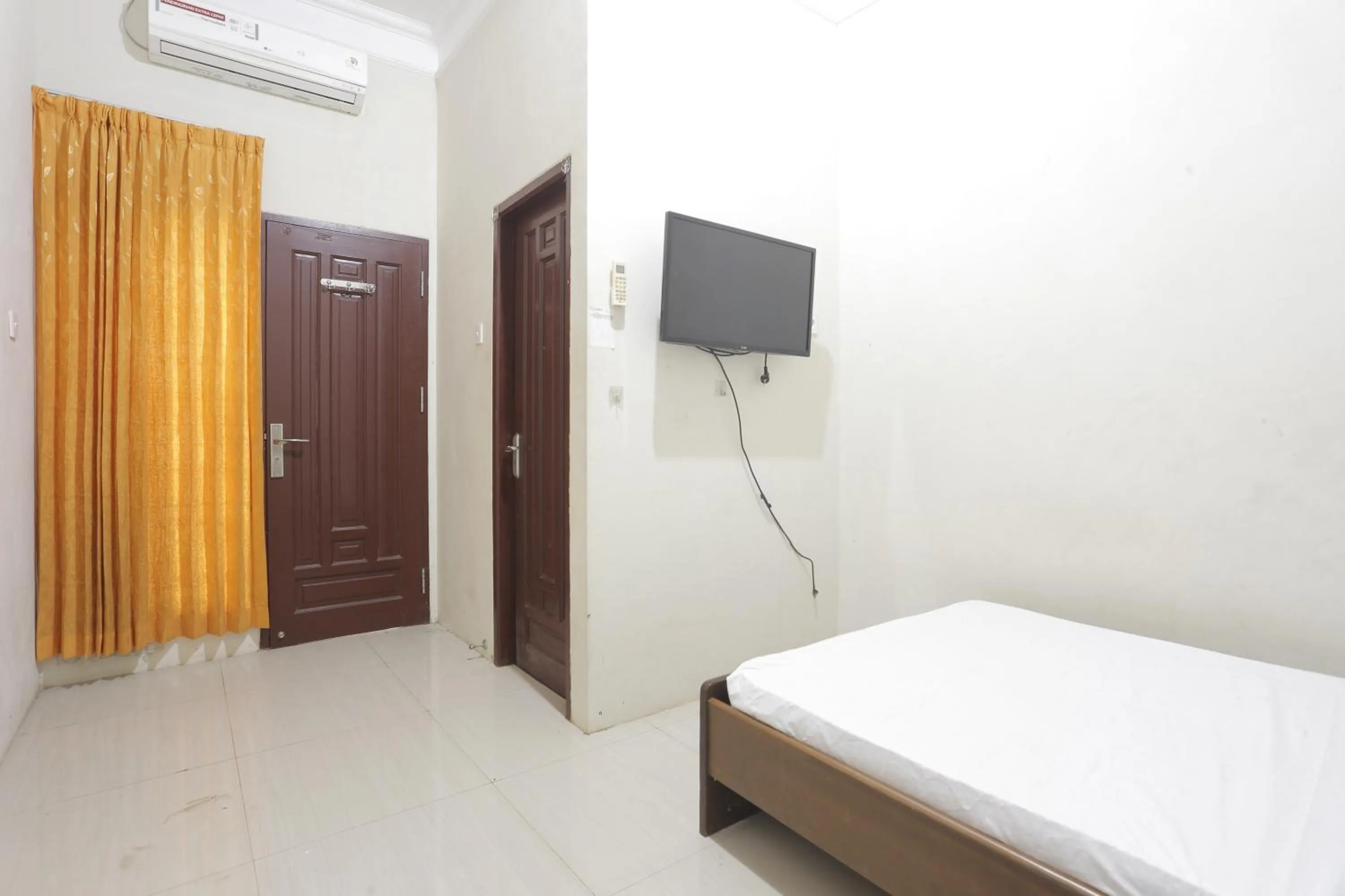 Bedroom, Bed in Hotel O Guest House Pandita
