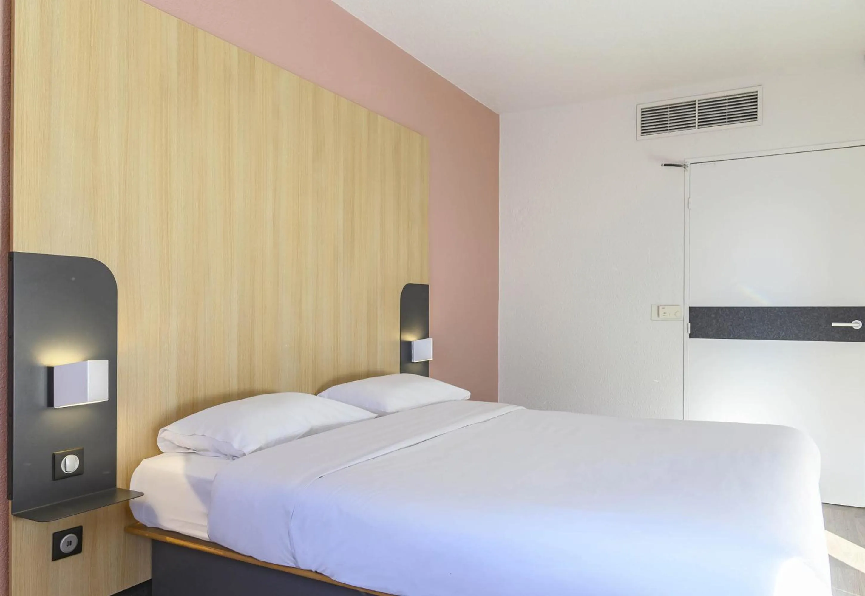 Bedroom, Bed in B&B HOTEL Nîmes Centre Arènes