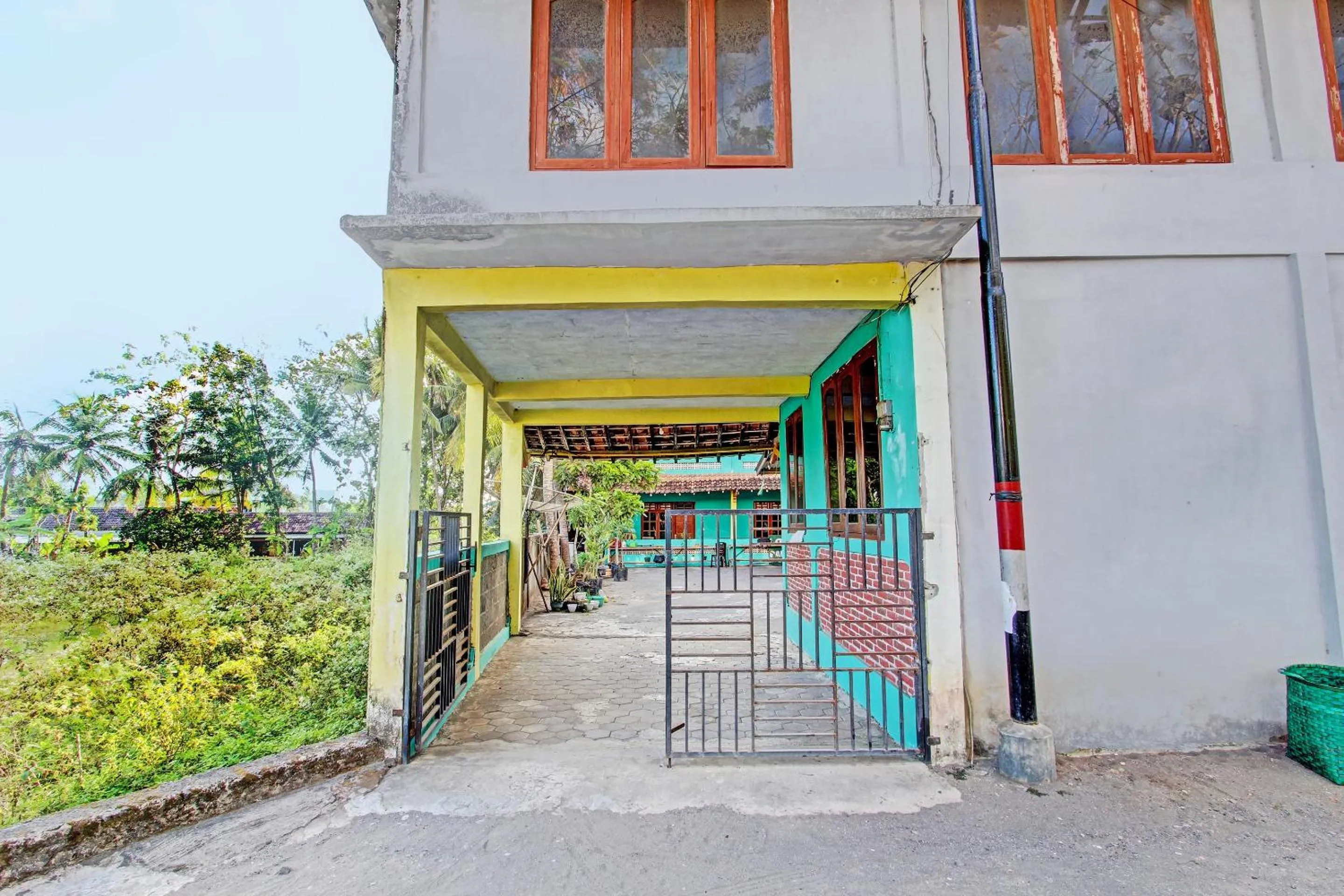 Facade/entrance in SPOT ON 92873 Losmen Parikesit