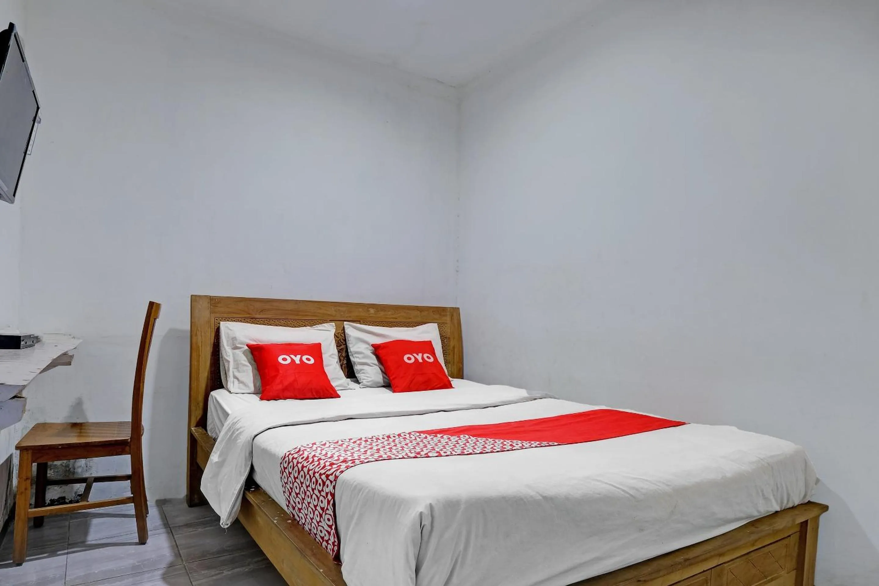 Bedroom, Bed in OYO Life 92877 Hotel Rainbow 7296