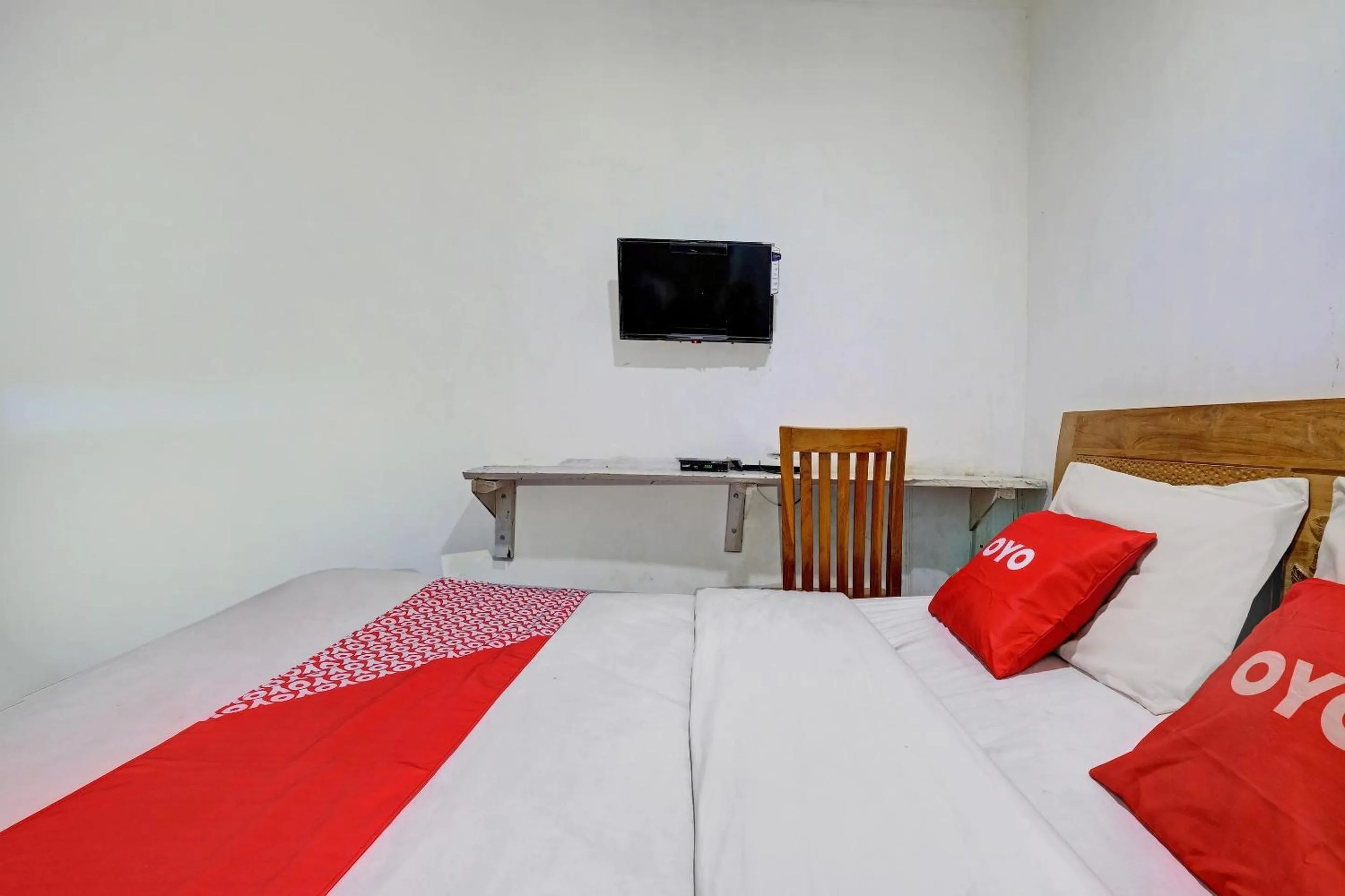 Bedroom, Bed in OYO Life 92877 Hotel Rainbow 7296