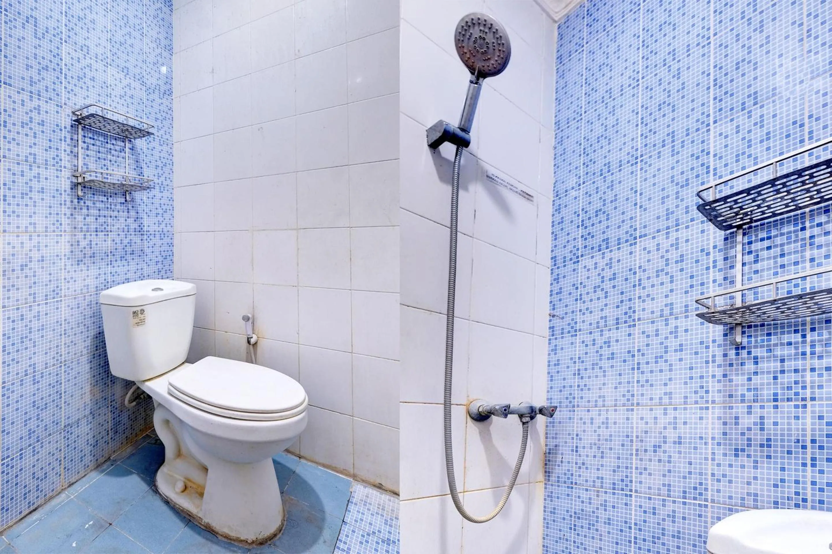 Bathroom in OYO Life 92877 Hotel Rainbow 7296