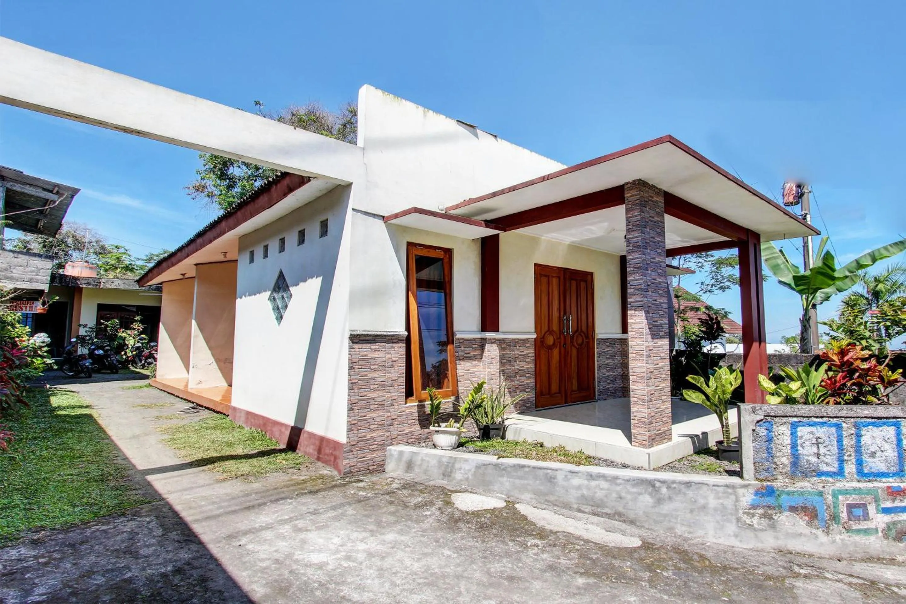 Facade/entrance in OYO 92884 Agustha Homestay