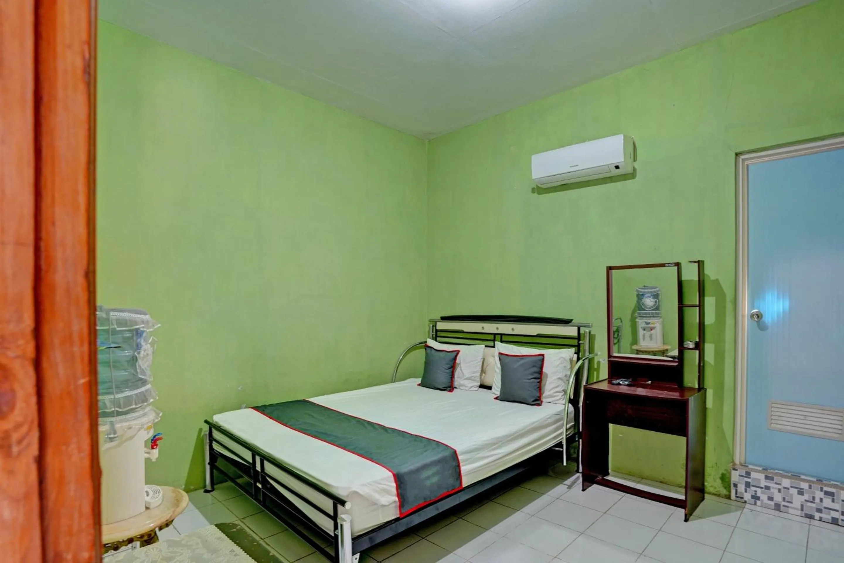 Bedroom, Bed in Collection O 92897 Hotel Intan Near Kantor Syahbandar Bawean