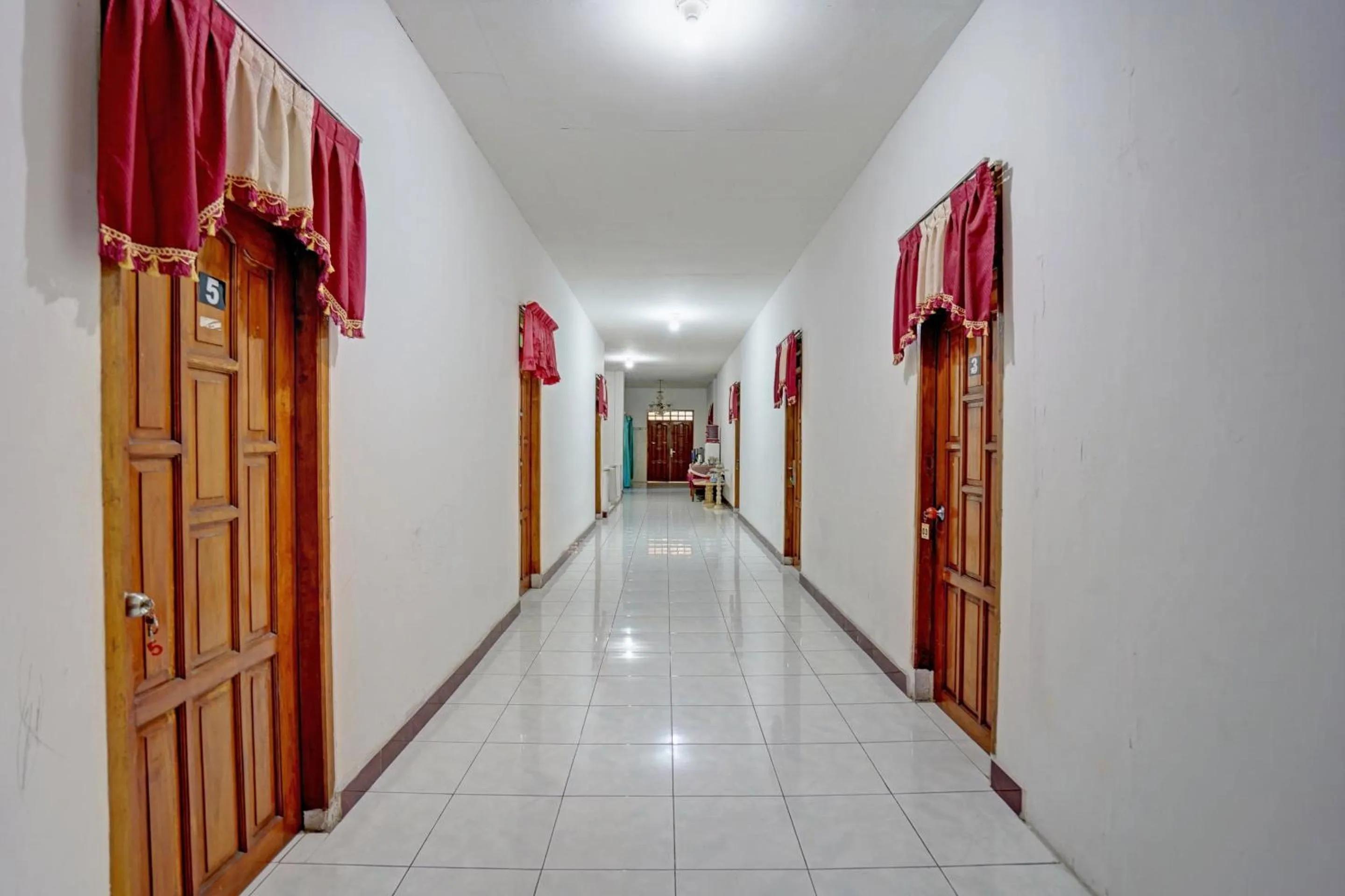 Lobby or reception in Collection O 92897 Hotel Intan Near Kantor Syahbandar Bawean