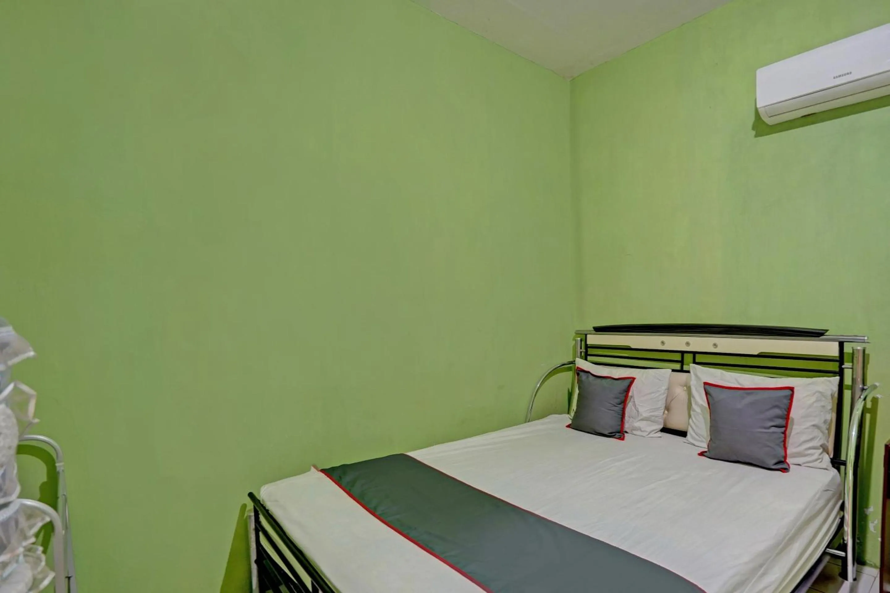 Bedroom, Bed in Collection O 92897 Hotel Intan Near Kantor Syahbandar Bawean