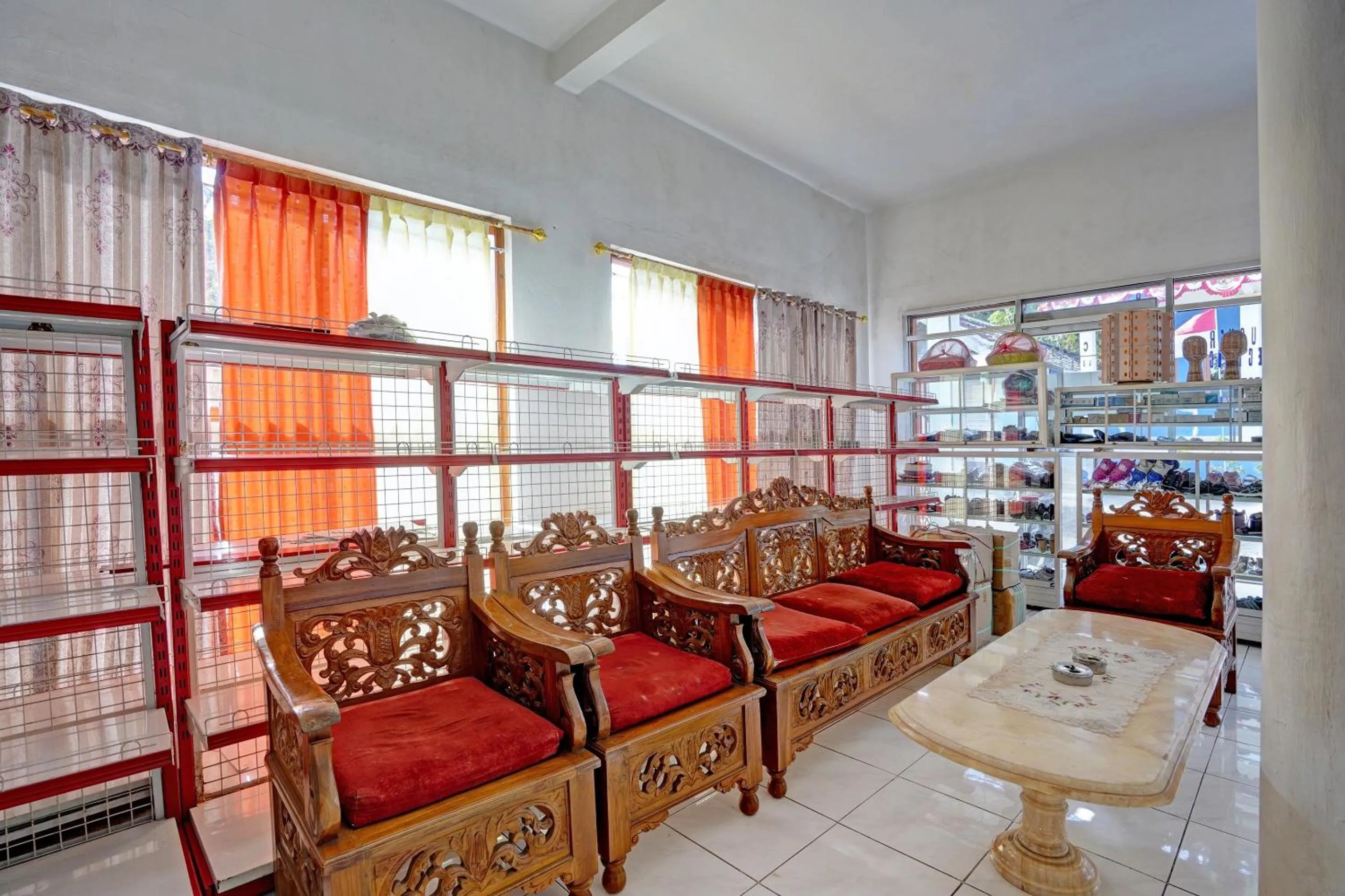 Lobby or reception in Collection O 92897 Hotel Intan Near Kantor Syahbandar Bawean