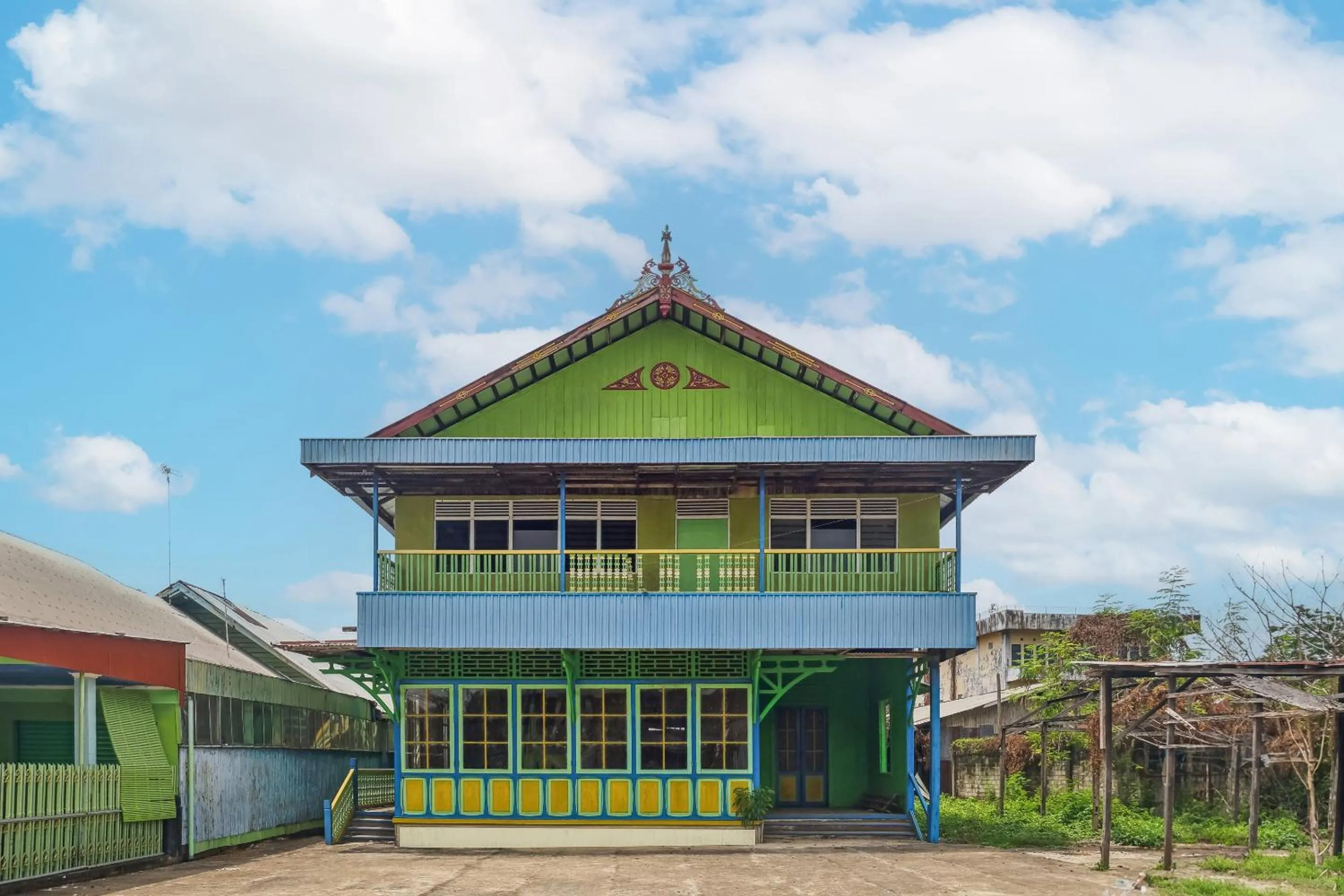 Facade/entrance in Hotel O Losmen Bahalap Syariah MarabahanNearSiring Marabahan (Ulek Barito)