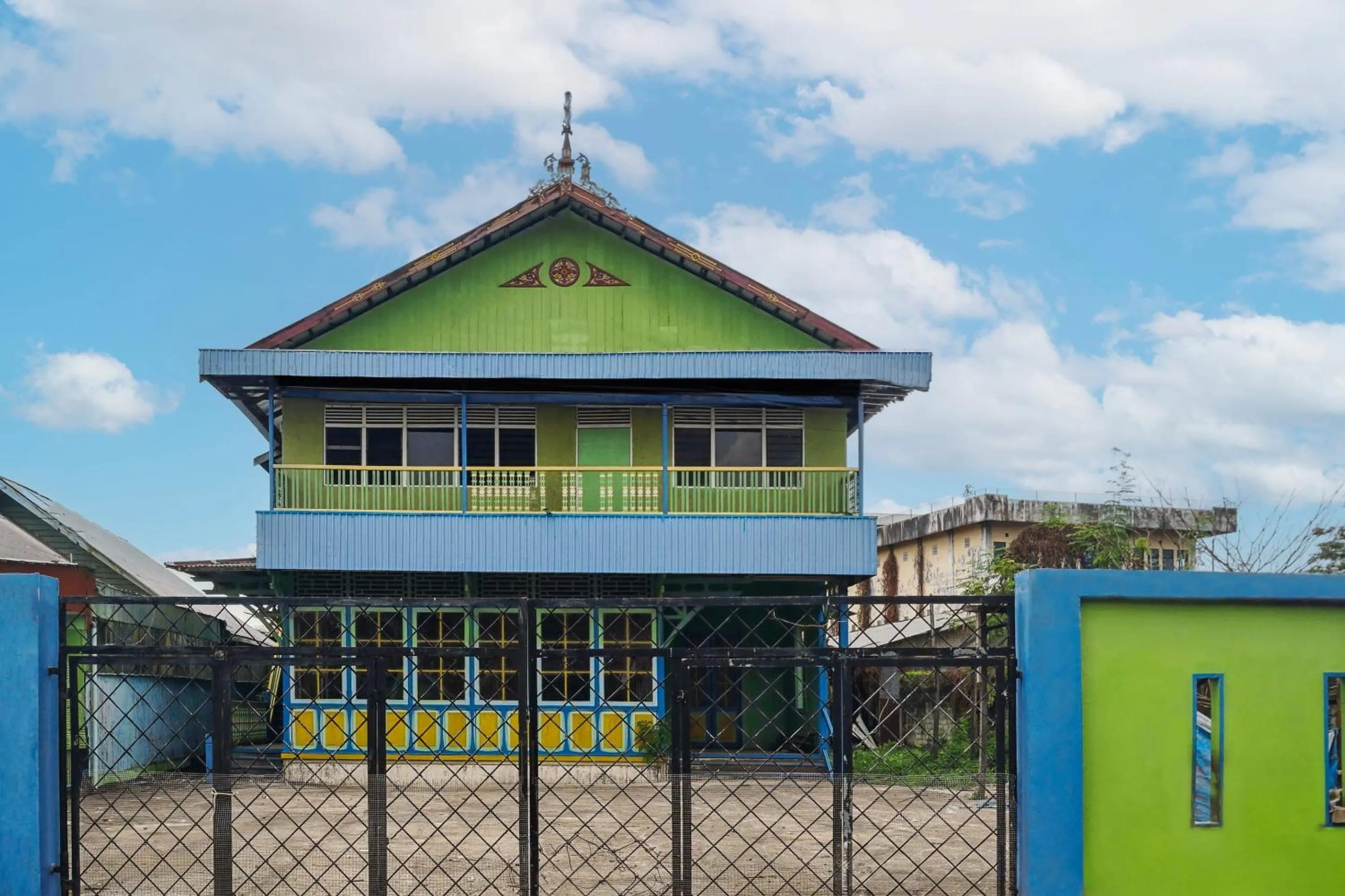 Facade/entrance in Hotel O Losmen Bahalap Syariah MarabahanNearSiring Marabahan (Ulek Barito)
