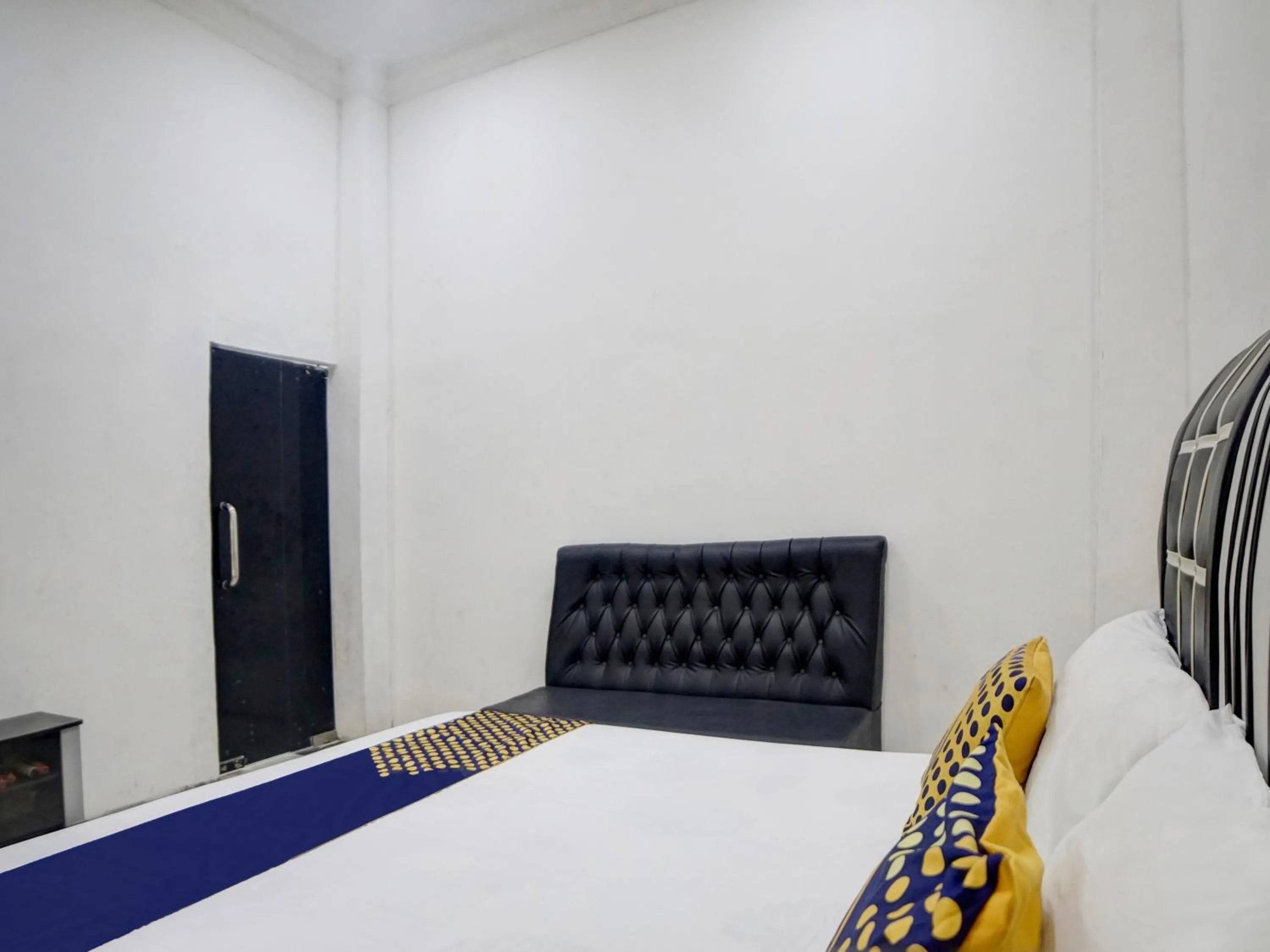 Bedroom, Bed in Hotel O Penginapan Pakam