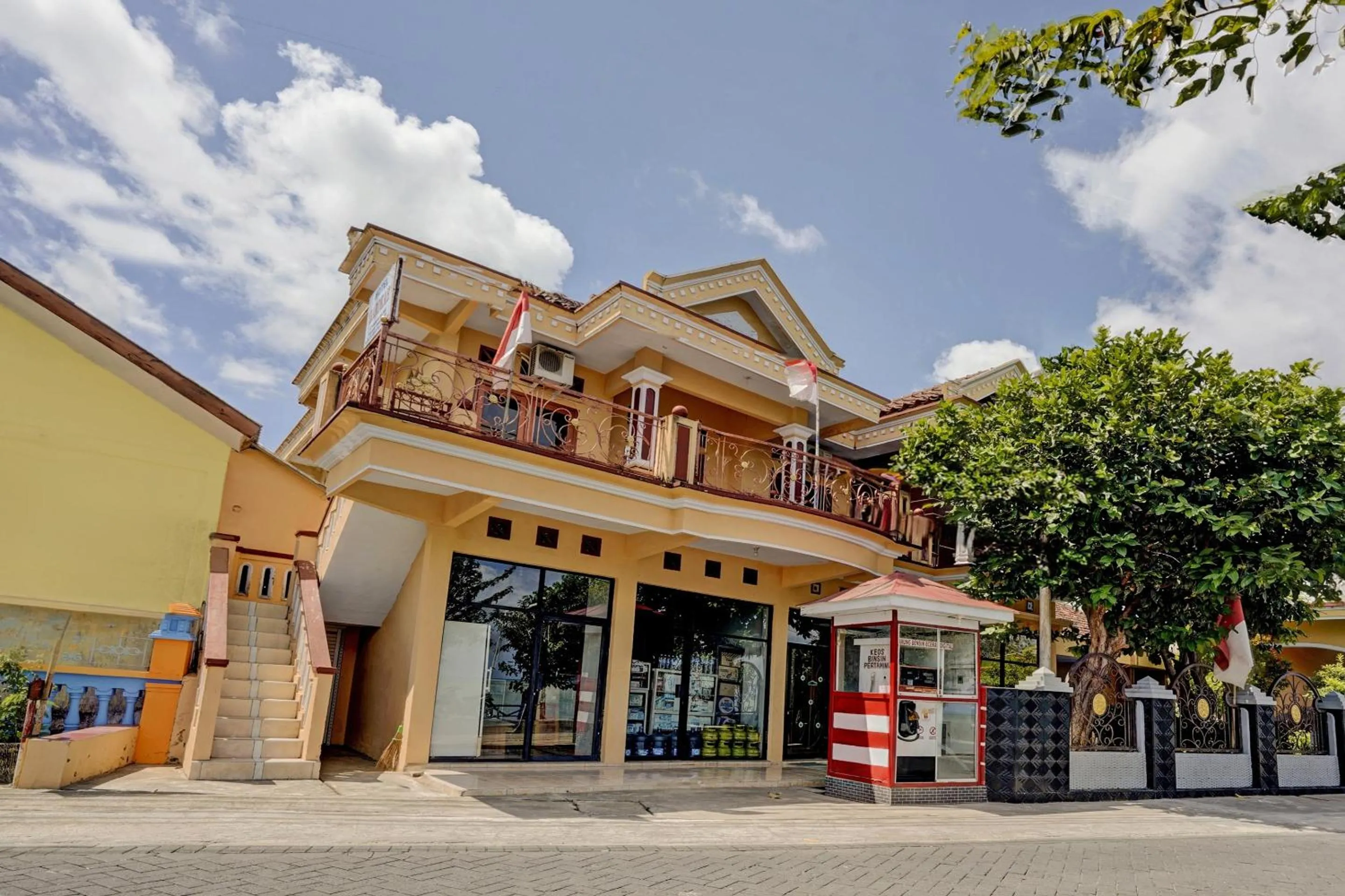 Facade/entrance in OYO 92903 Barokah Hotel Syariah