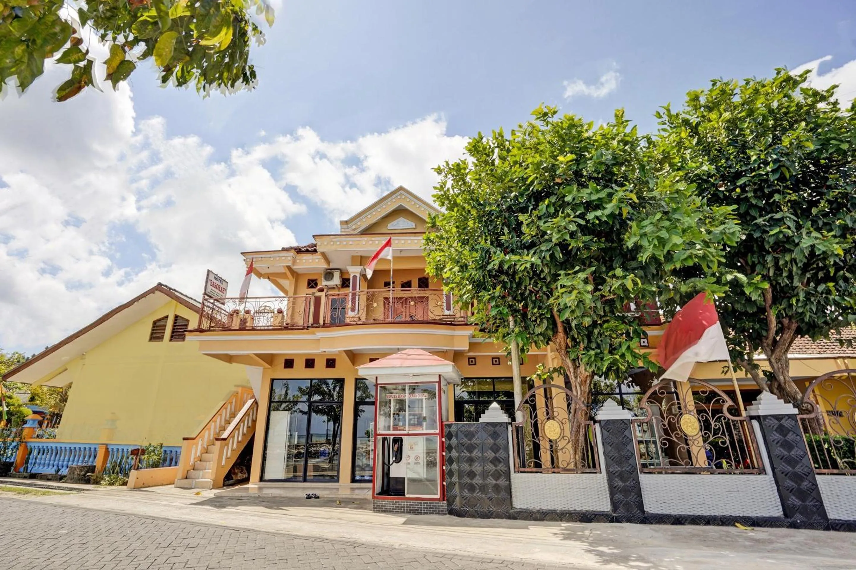 Facade/entrance in OYO 92903 Barokah Hotel Syariah