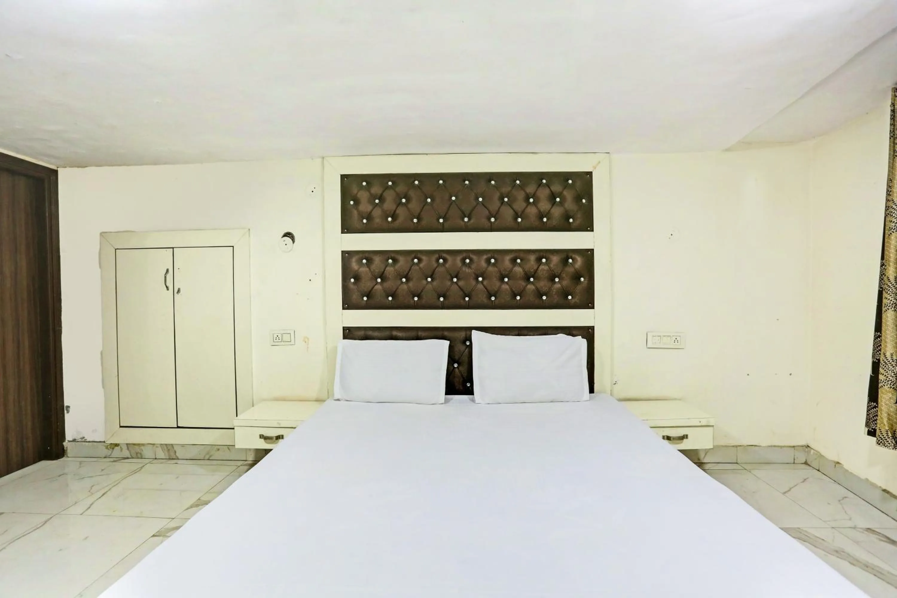 Bedroom, Bed in Hotel O Saffron Night Stay
