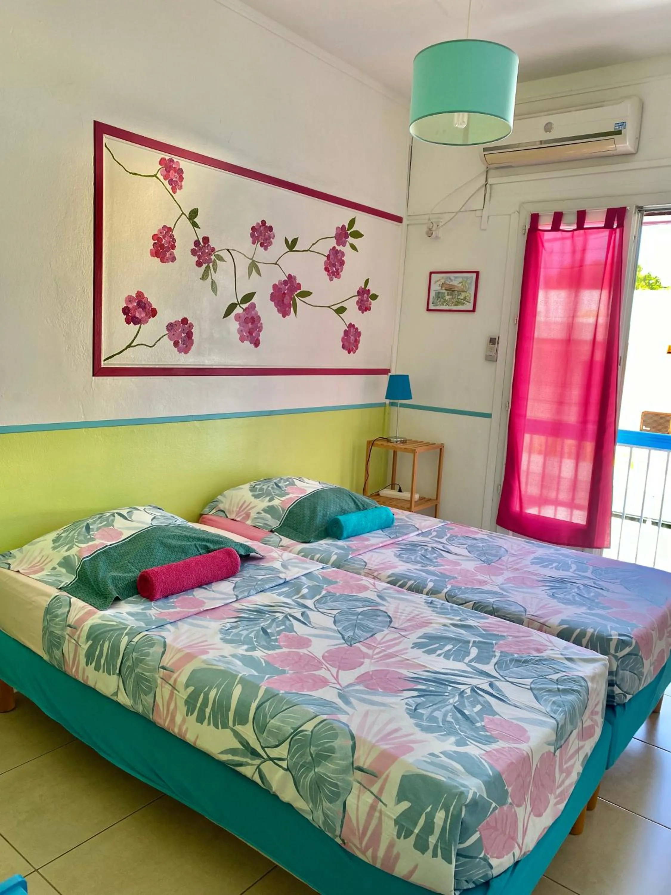 Property building, Bed in Hotel De la Plage