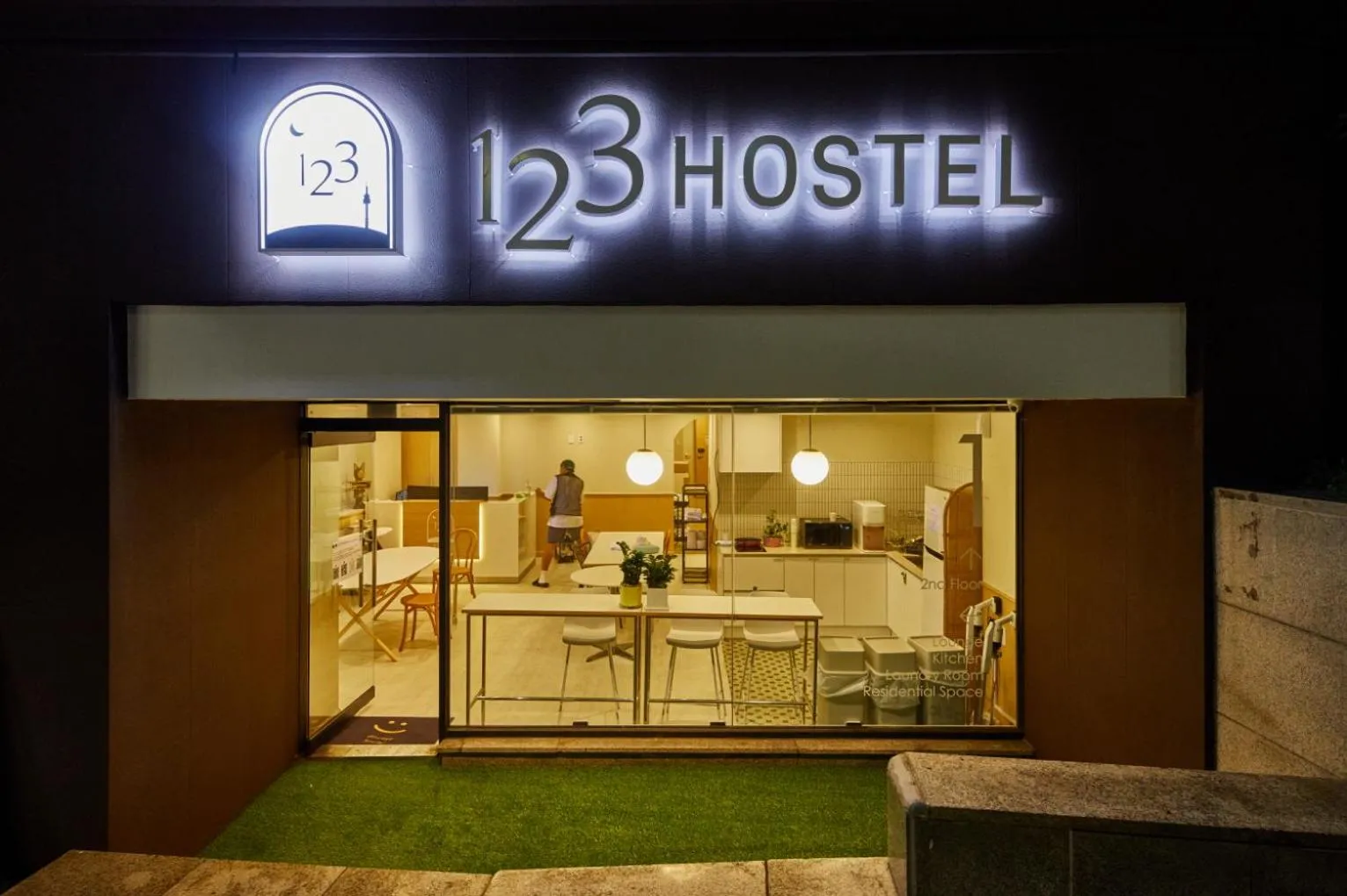 Facade/entrance in 123 Hostel