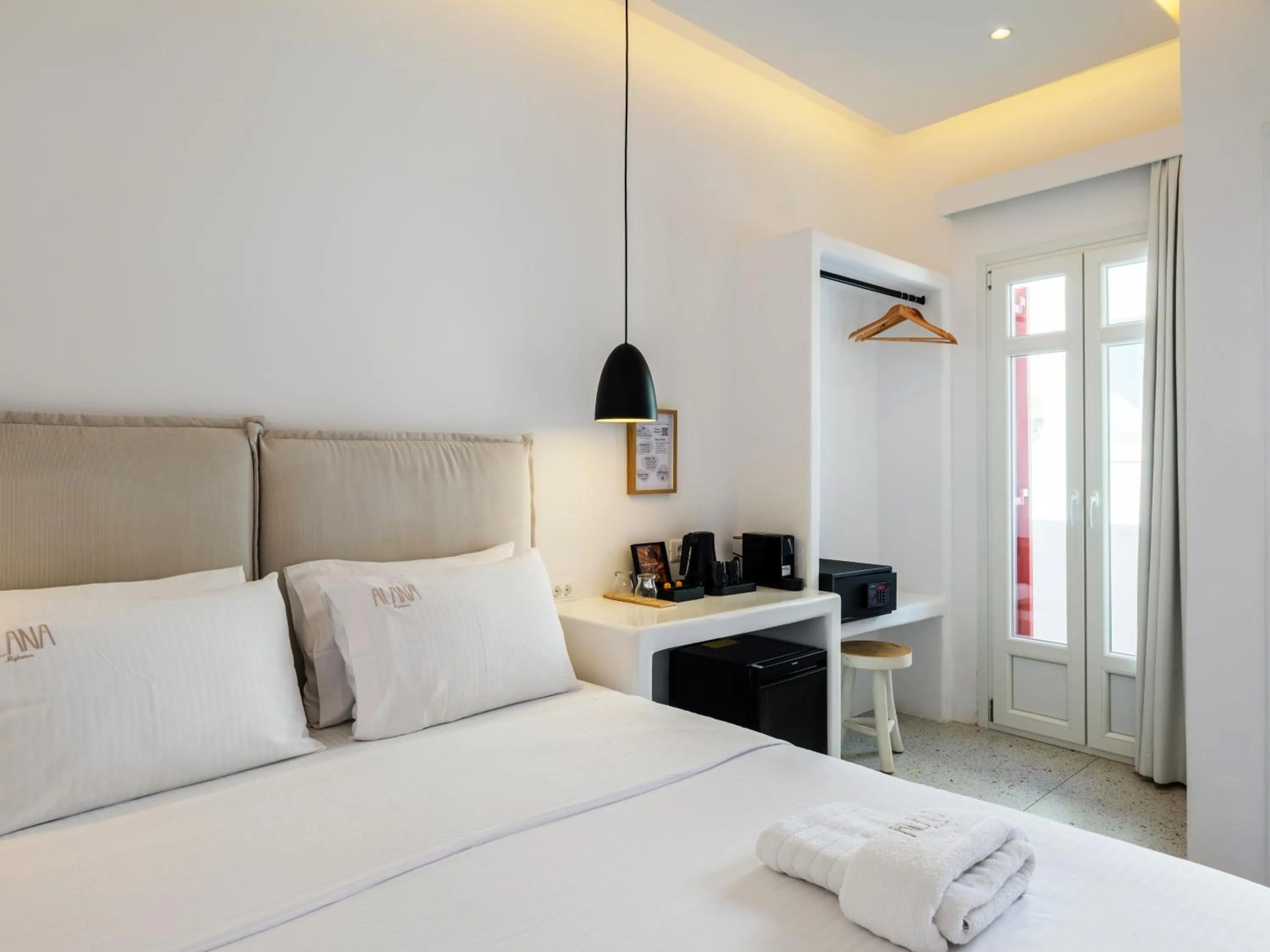 Bedroom, Bed in Alana Mykonos