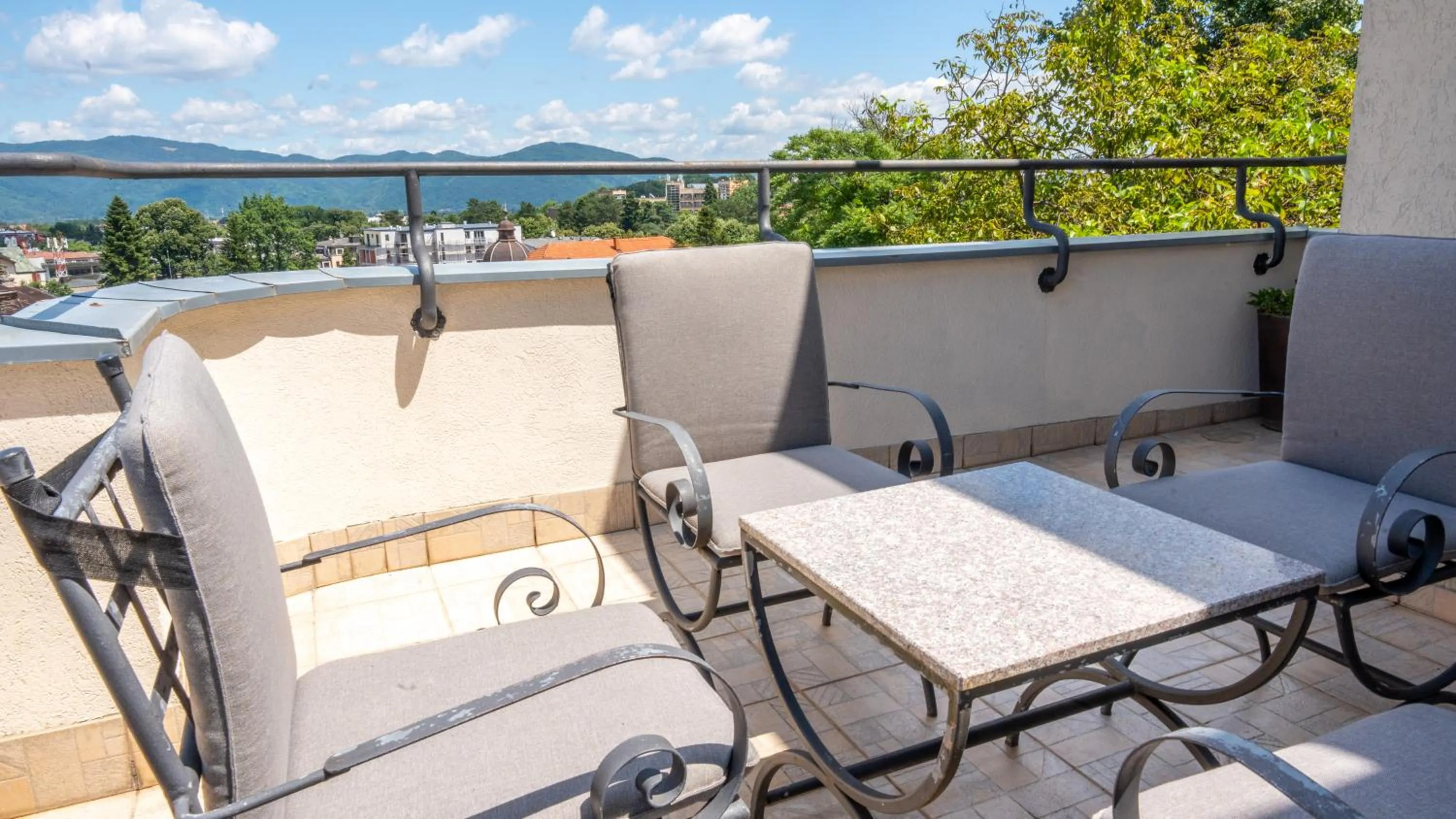 Deluxe Two-Bedroom Apartment with Terrace and Hot Tub in Apartments Biser