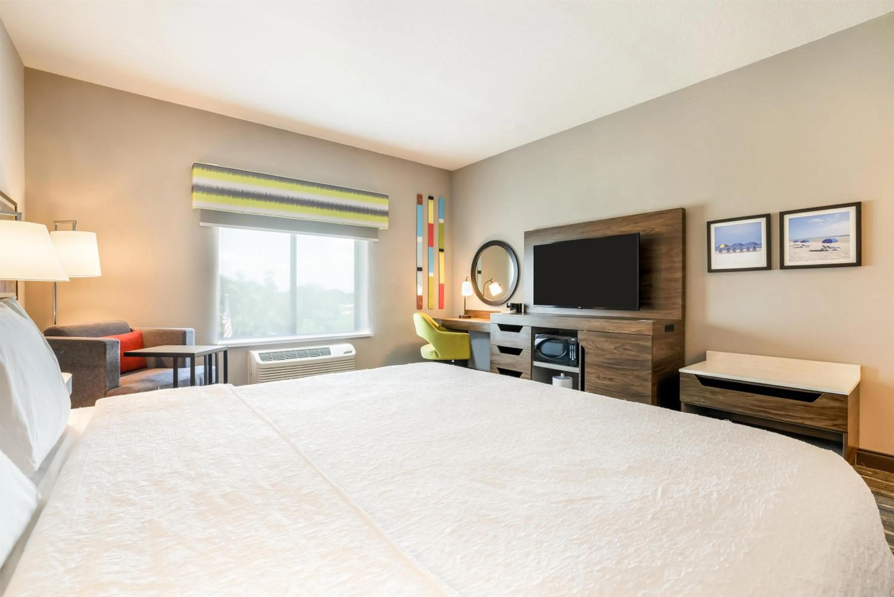 Bed in Hampton Inn Fort Myers Downtown