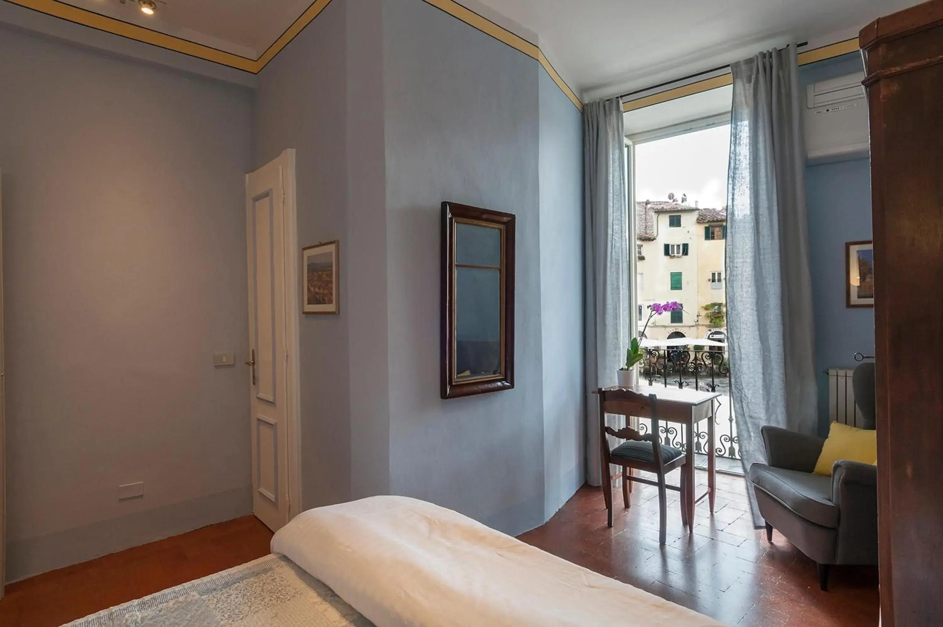 Double Room with Balcony in B&B Arena di Lucca Double Room with Balcony in B&B Arena di Lucca