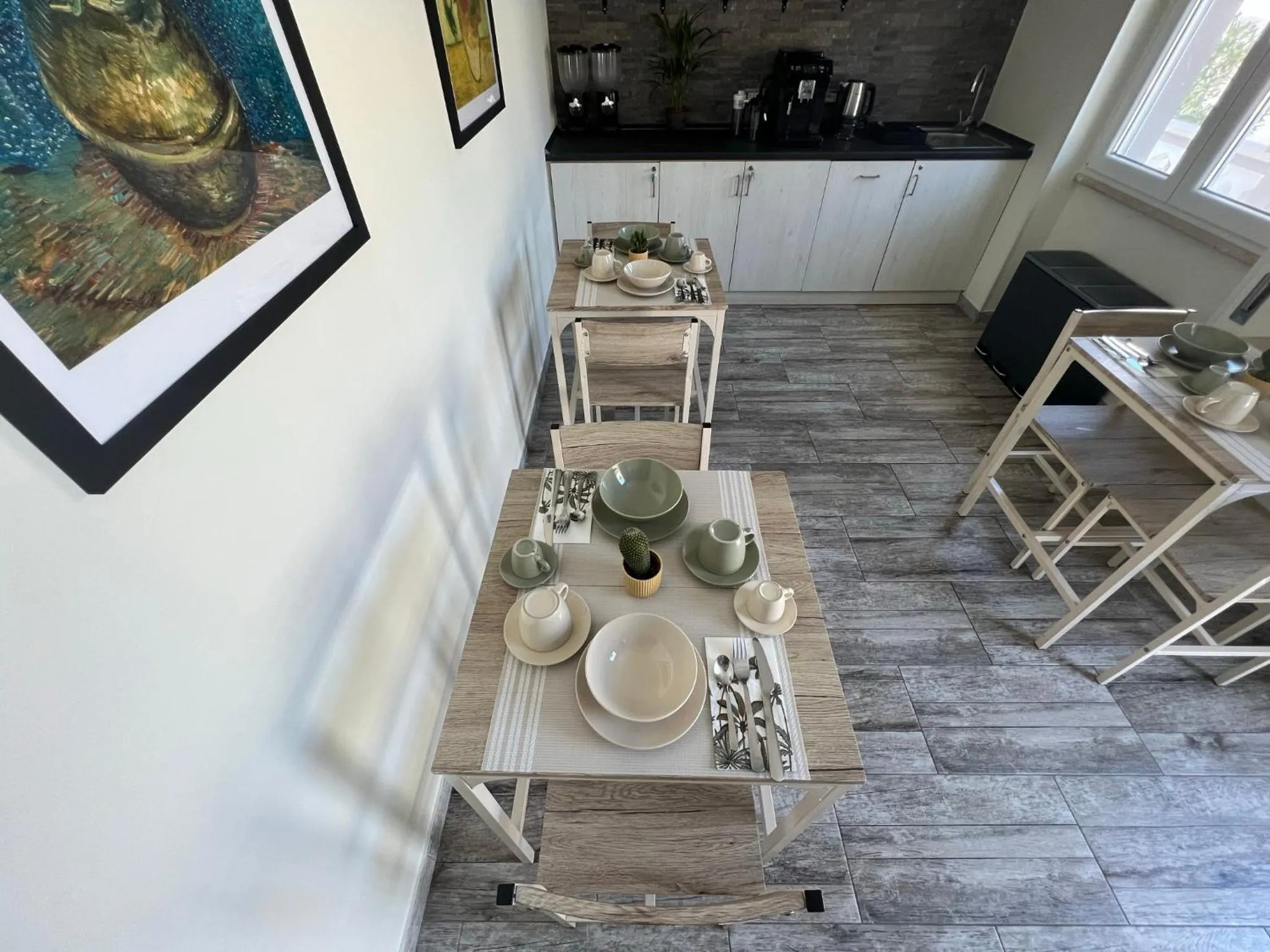 Communal kitchen in Kalasó Design Guest House - Rome Airport