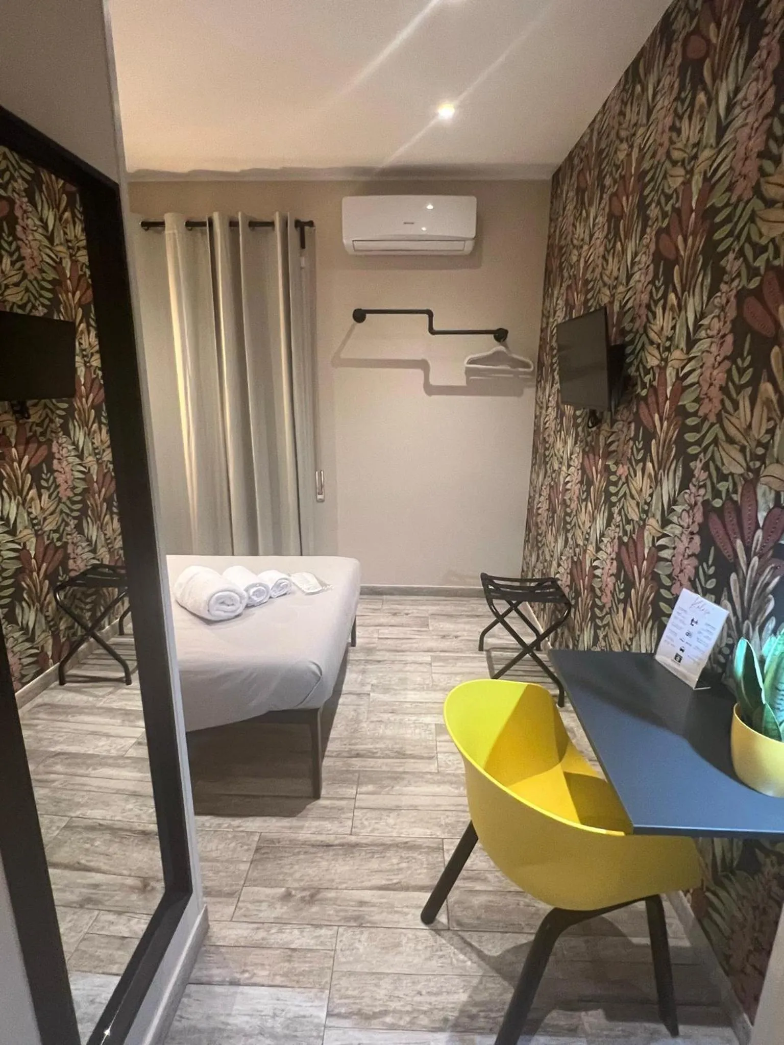 Bedroom, Bed in Kalasó Design Guest House - Rome Airport